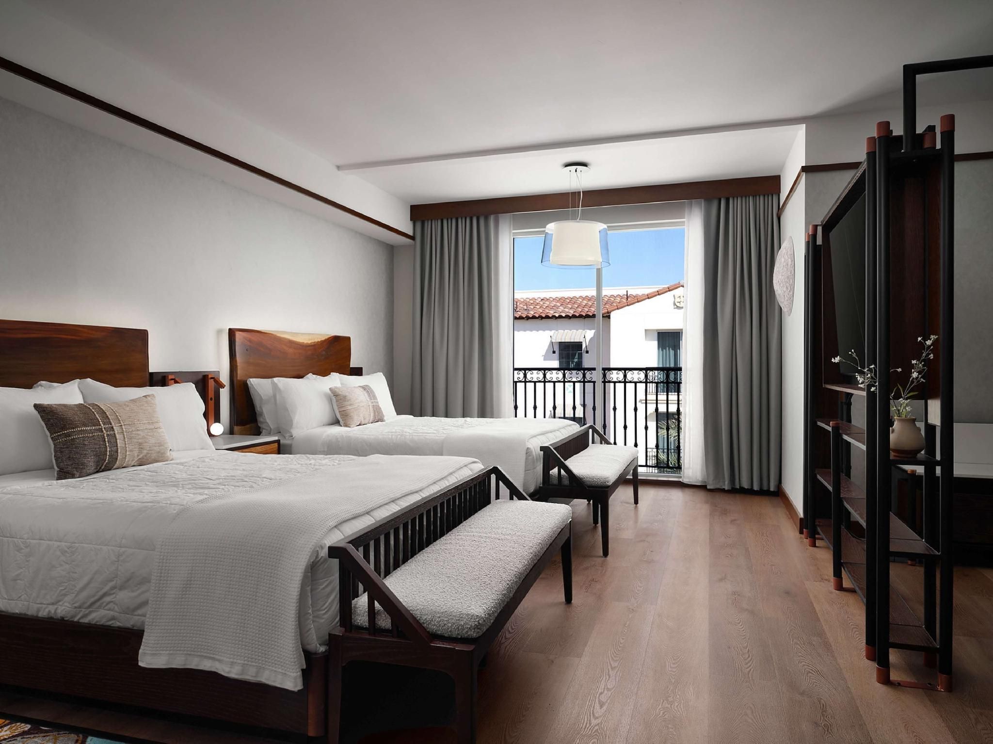 2 Queen Beds With Courtyard View