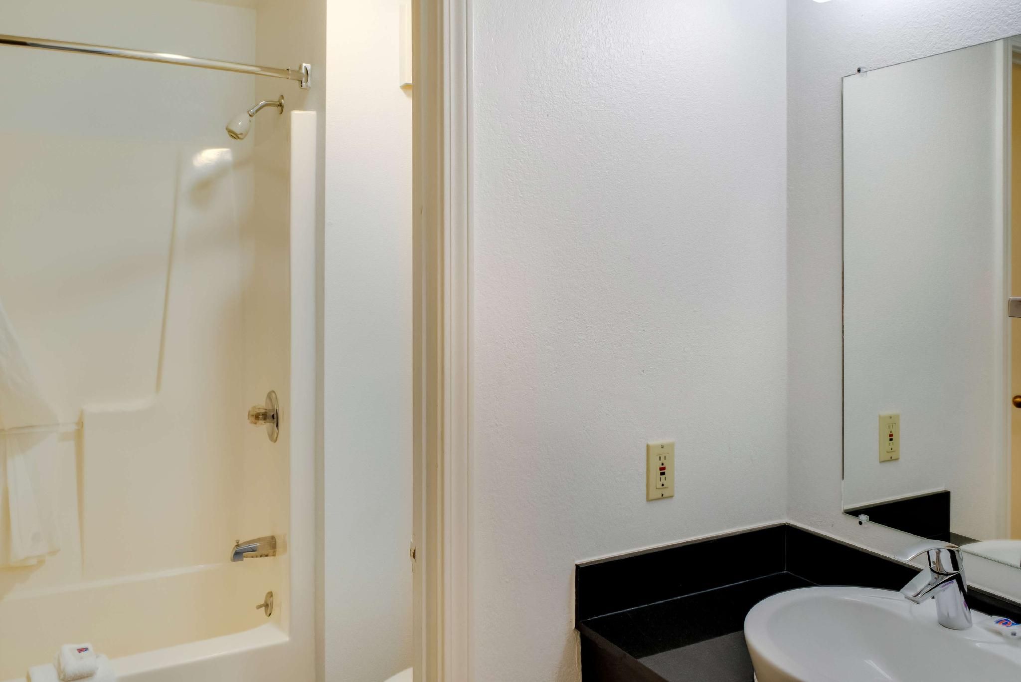 1 KING BED | SUITE, NON-SMOKING, HOT TUB