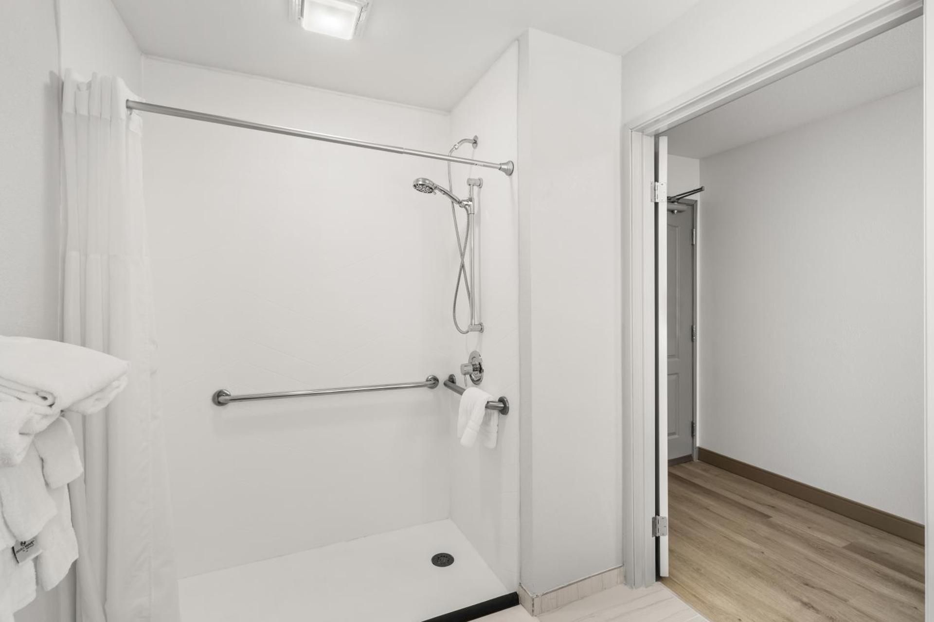 King Bed Rollinshwr Non-Smoking