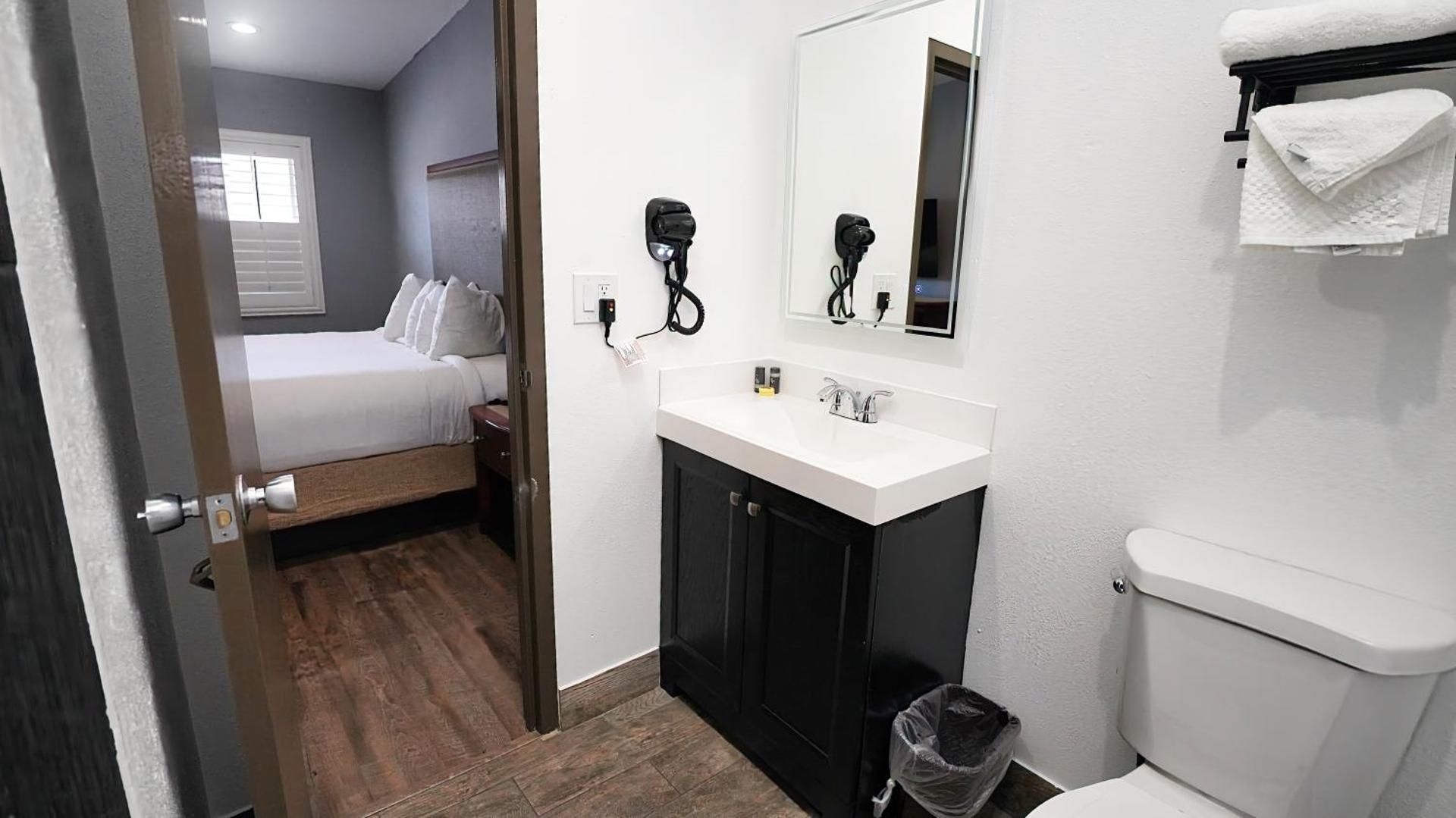 Seaside Inn & Suites Basic Triple Room 3