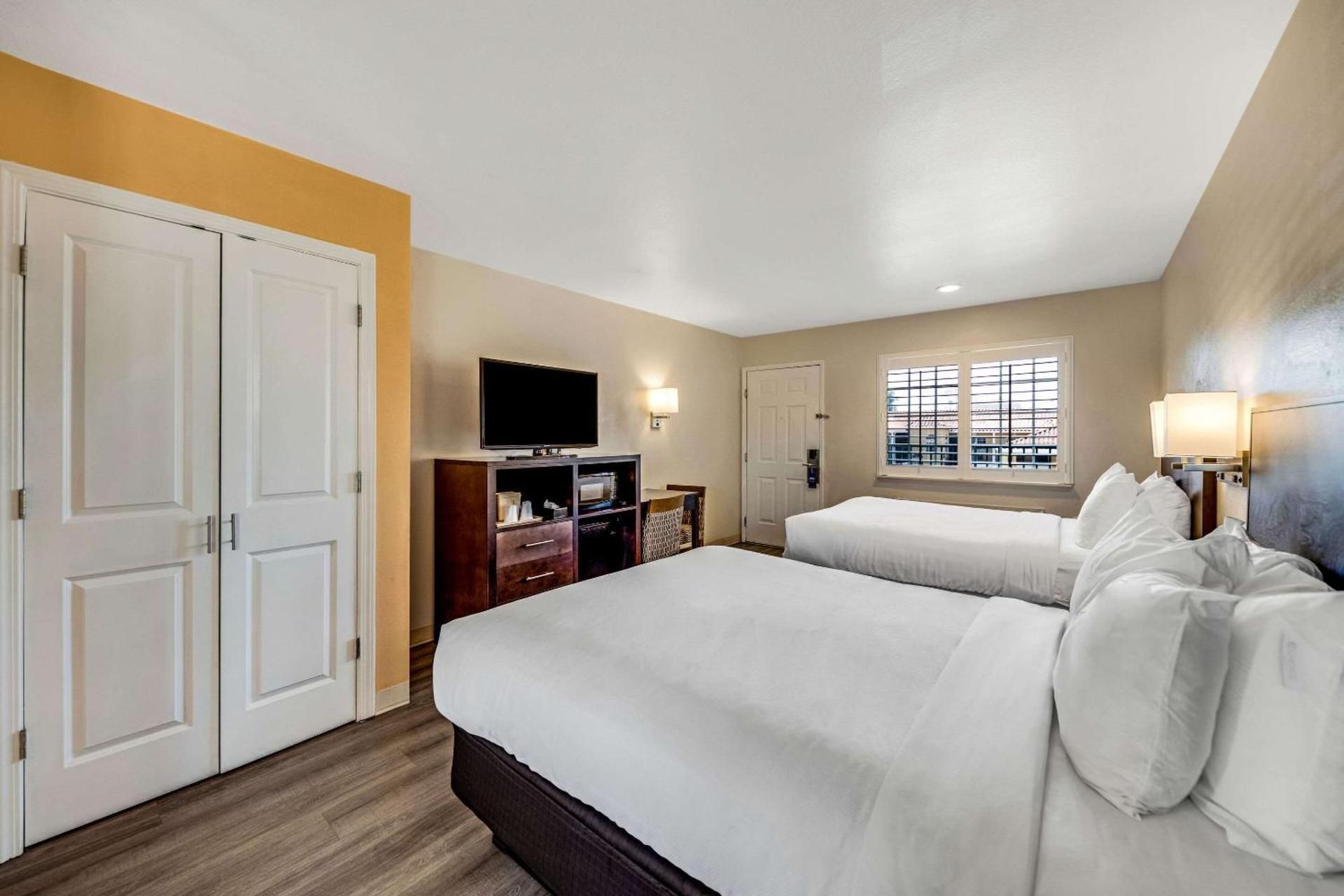 Efficiency Quadruple Room with Two Queen Beds and Sofa bed - Non Smoking