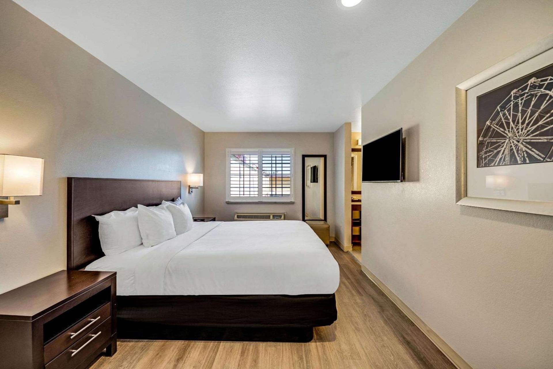 King Suite with Whirlpool - Non-Smoking