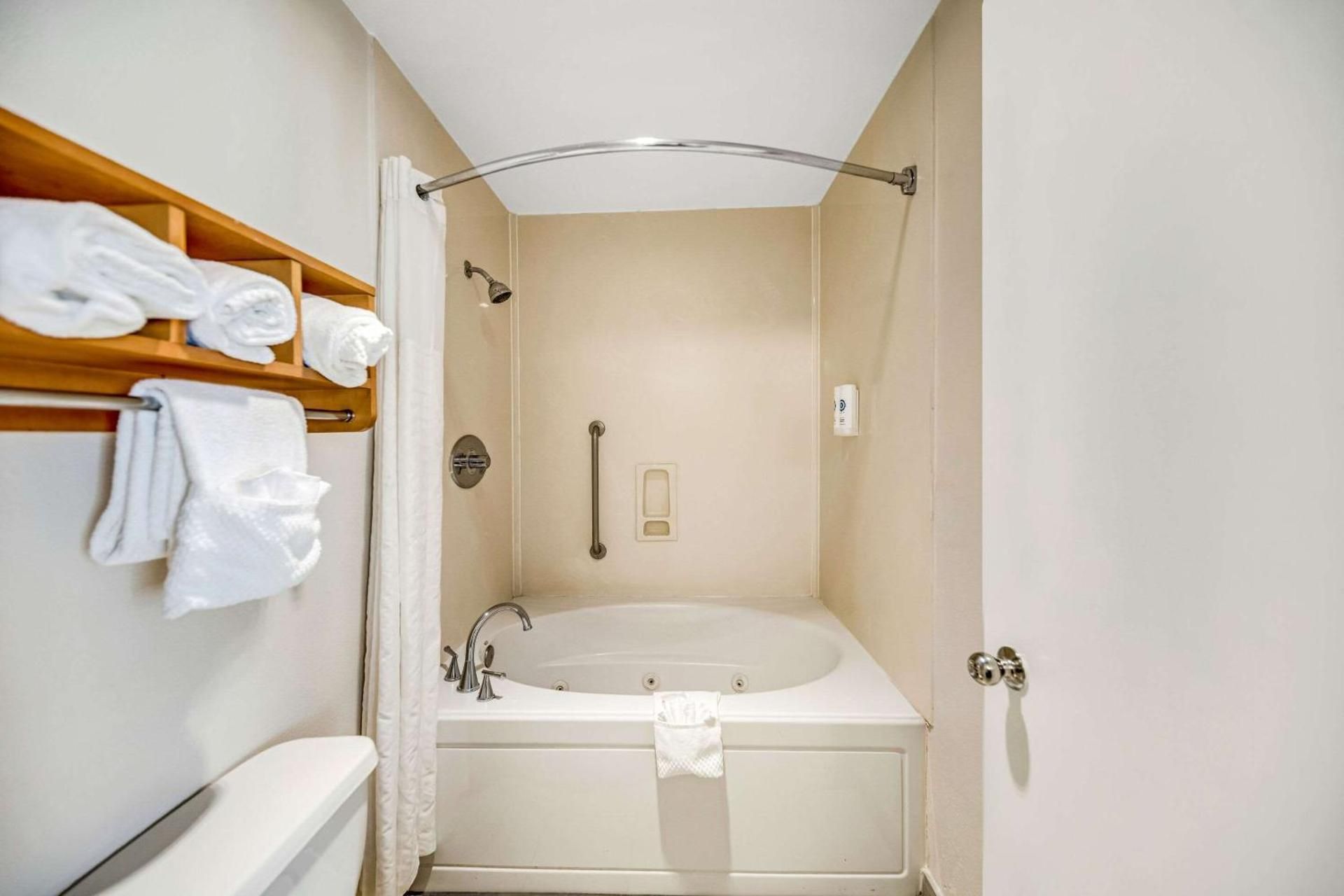 King Suite with Whirlpool - Non-Smoking