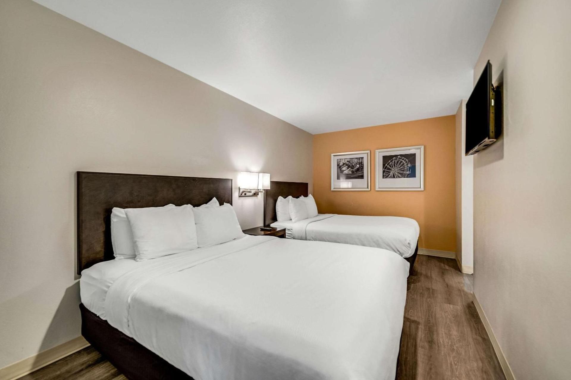 Queen Suite with Two Queen Beds and Whirlpool - Non Smoking