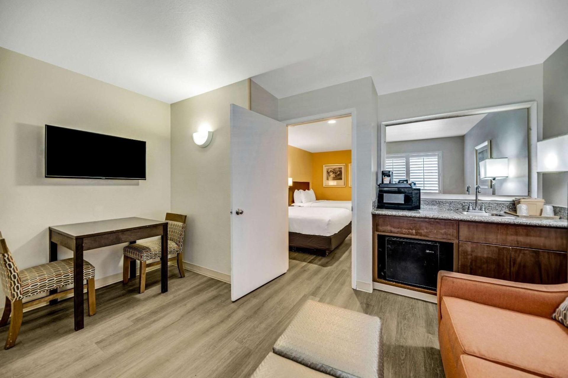 Queen Suite with Two Queen Beds and Whirlpool - Non Smoking