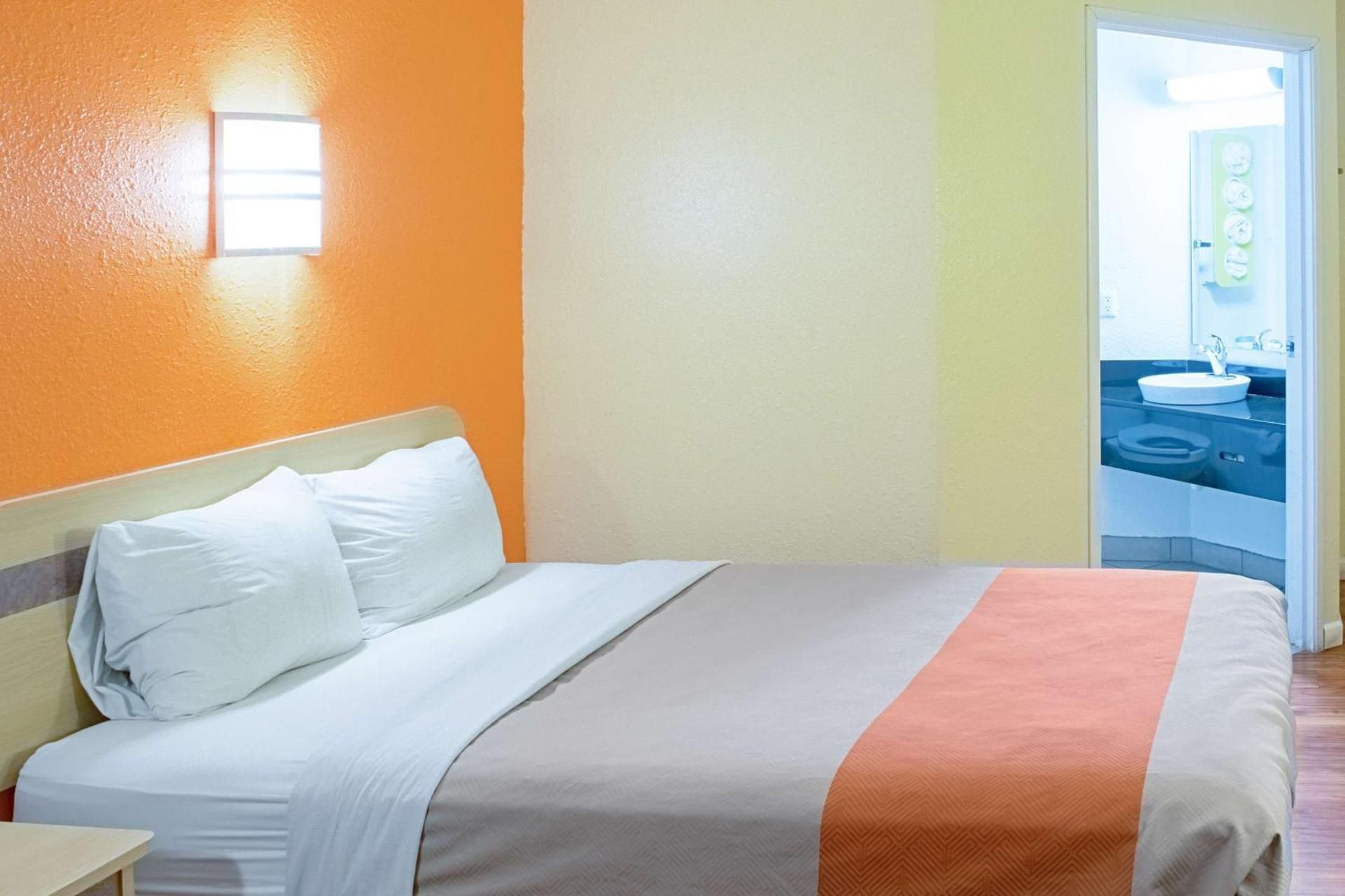 1 QUEEN BED | NON-SMOKING