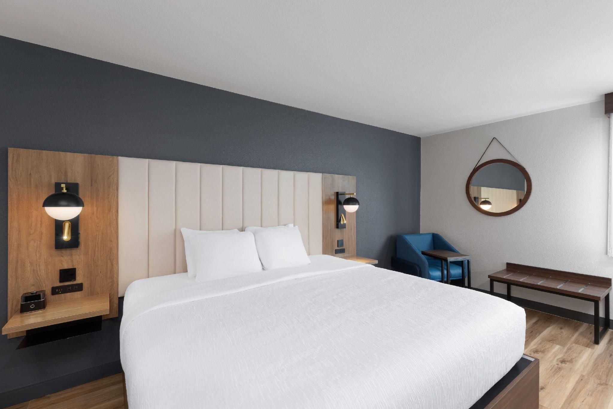 1 King Bed, Non-Smoking