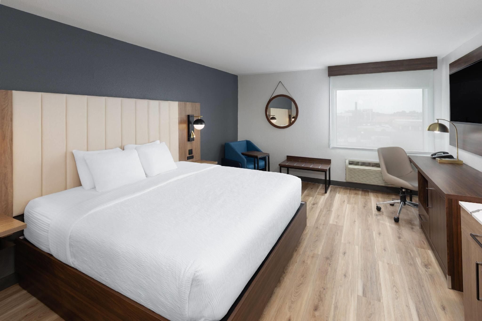 1 King Bed, Non-Smoking