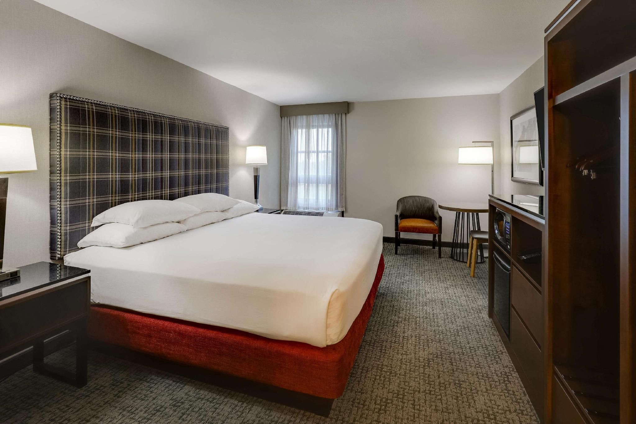 1 King Bed Accessible with Tub