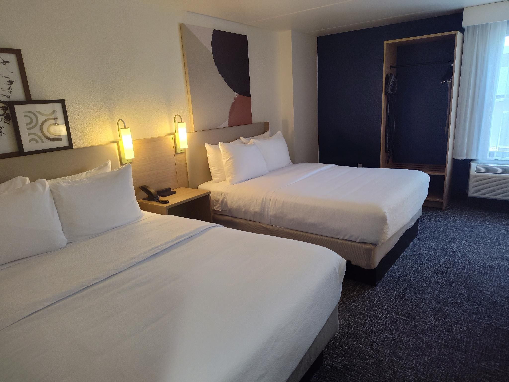2 Queen Beds Mobility Accessible With Bathtub