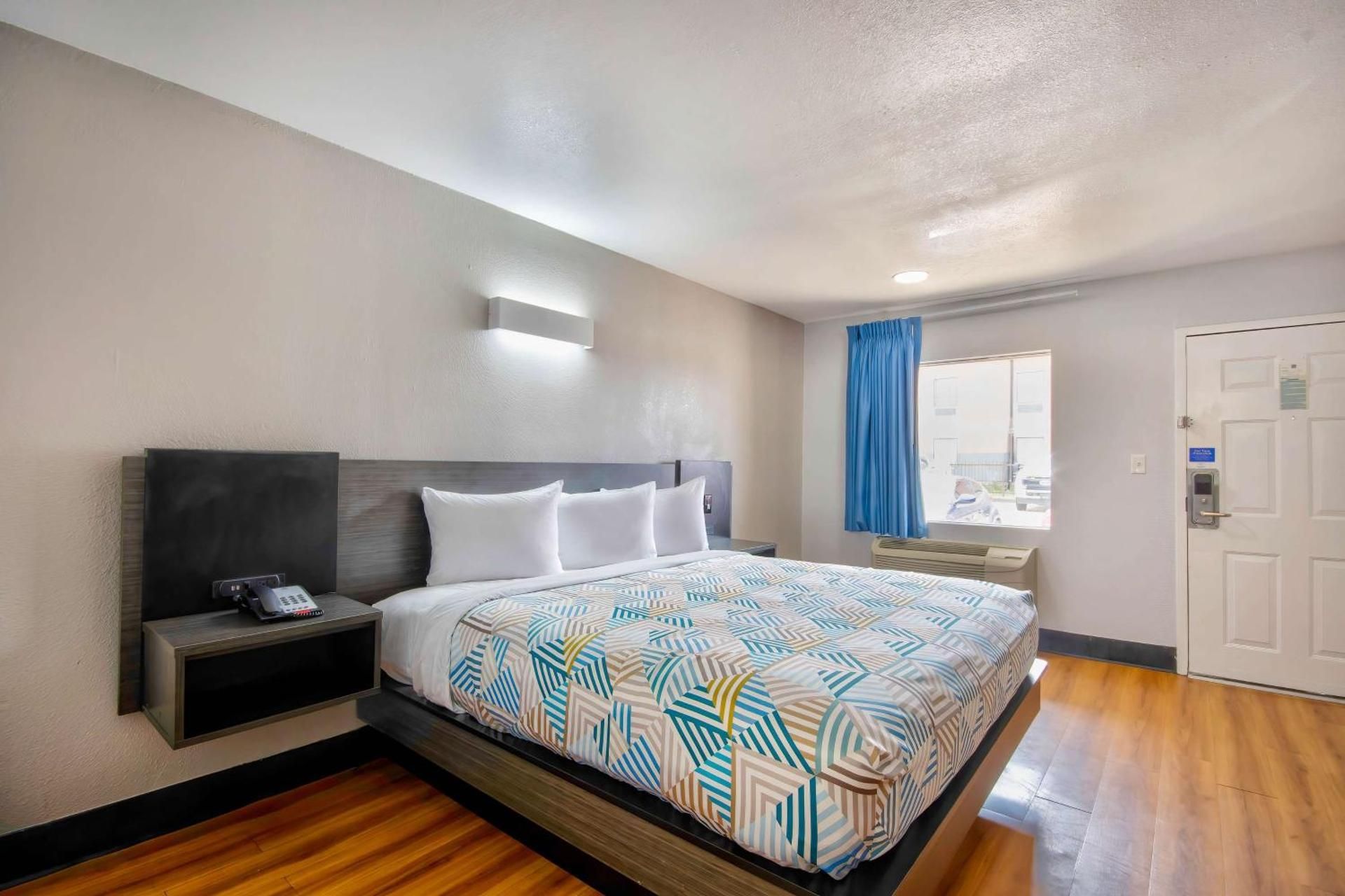 King Room - Disability Access - Non-Smoking
