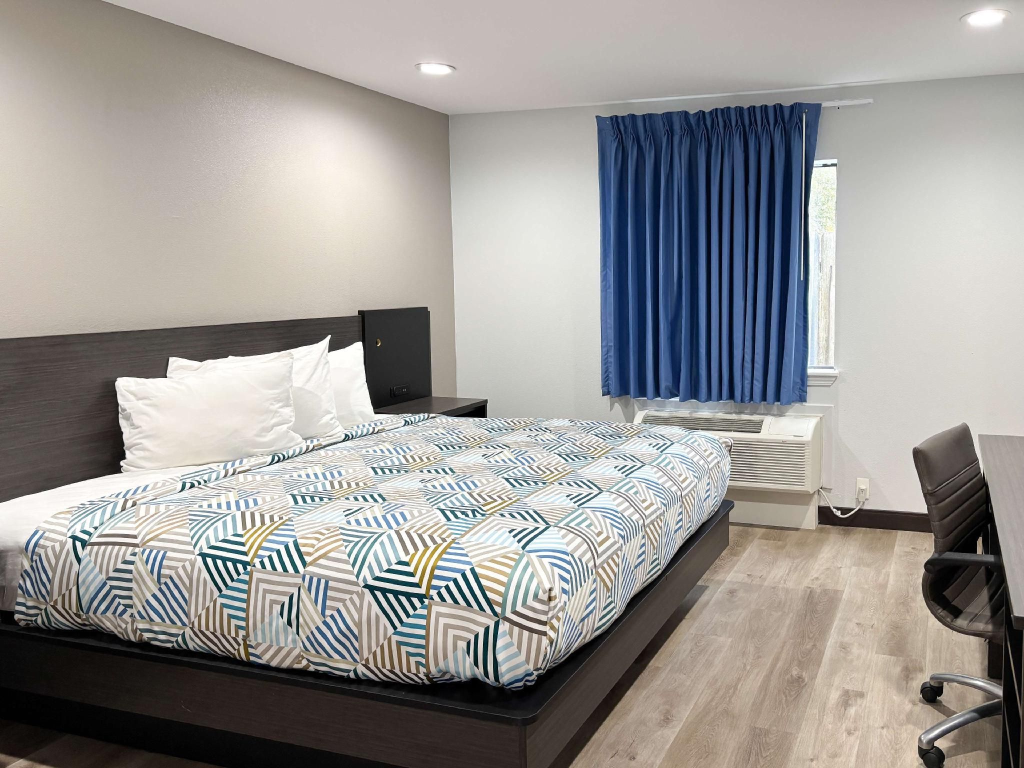 1 King Bed | Suite, Non-Smoking, Kitchen