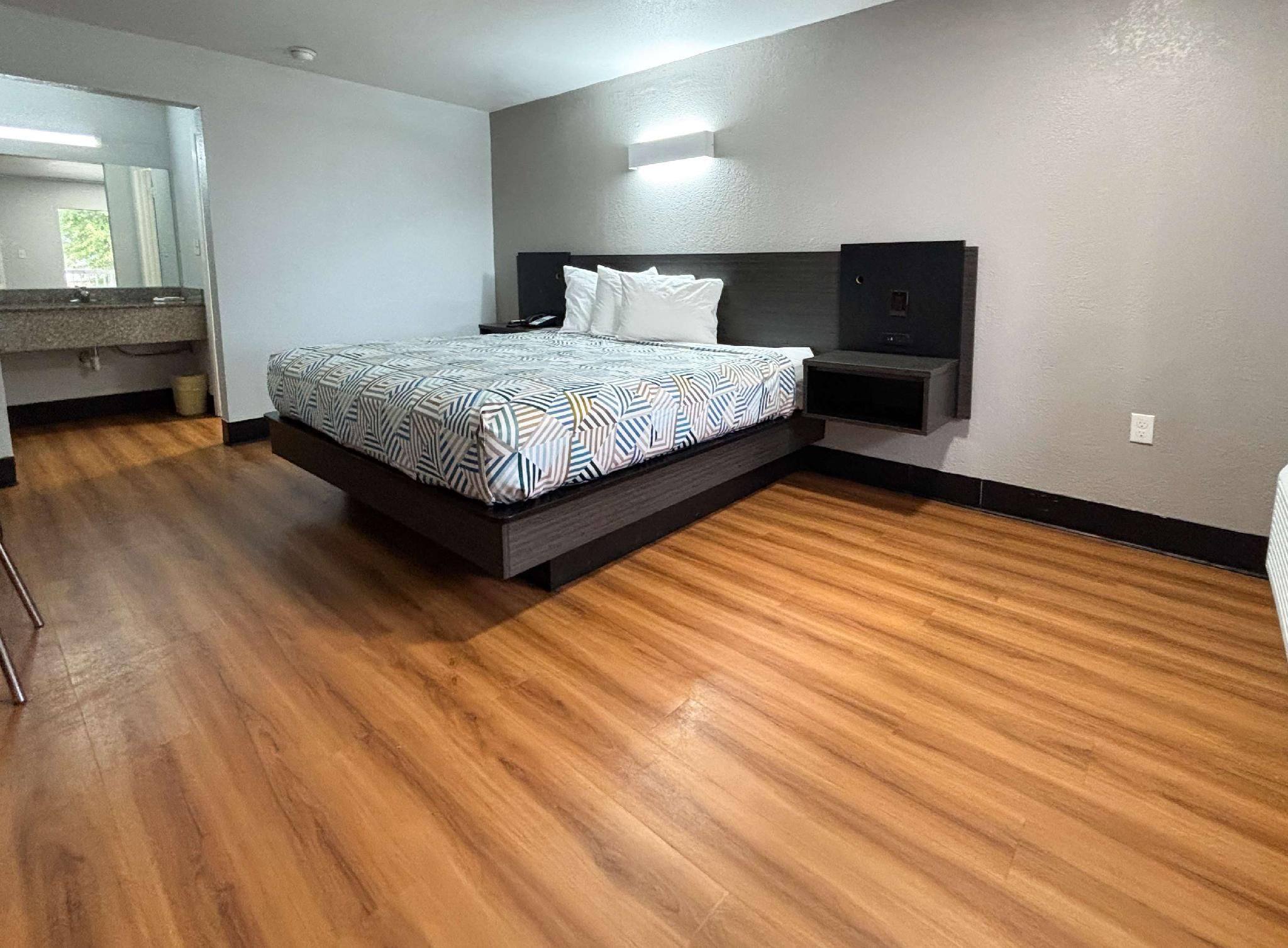 1 King Bed | Smoking, Micfridge