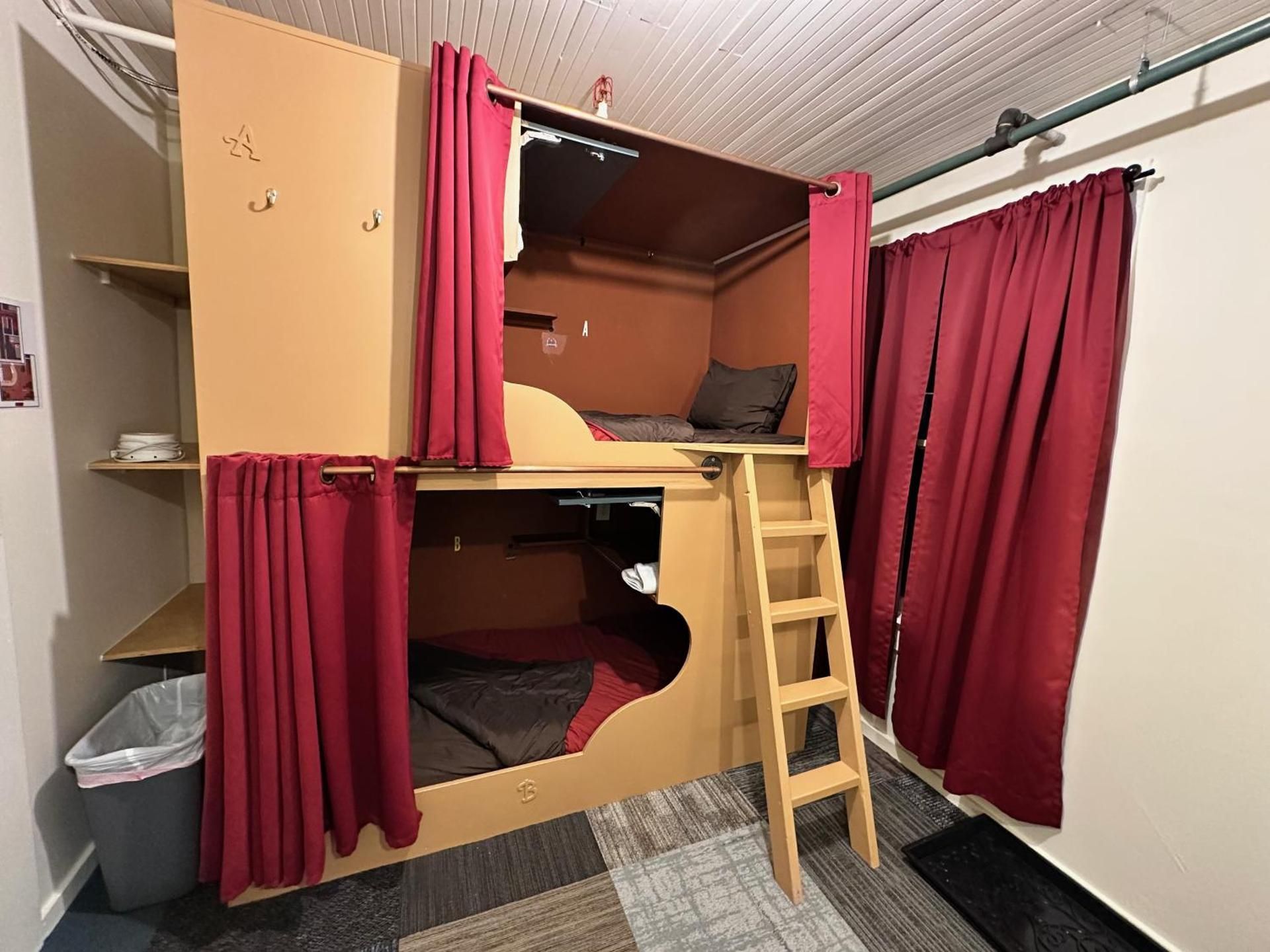 West River House Family Room with Shared Bathroom 3