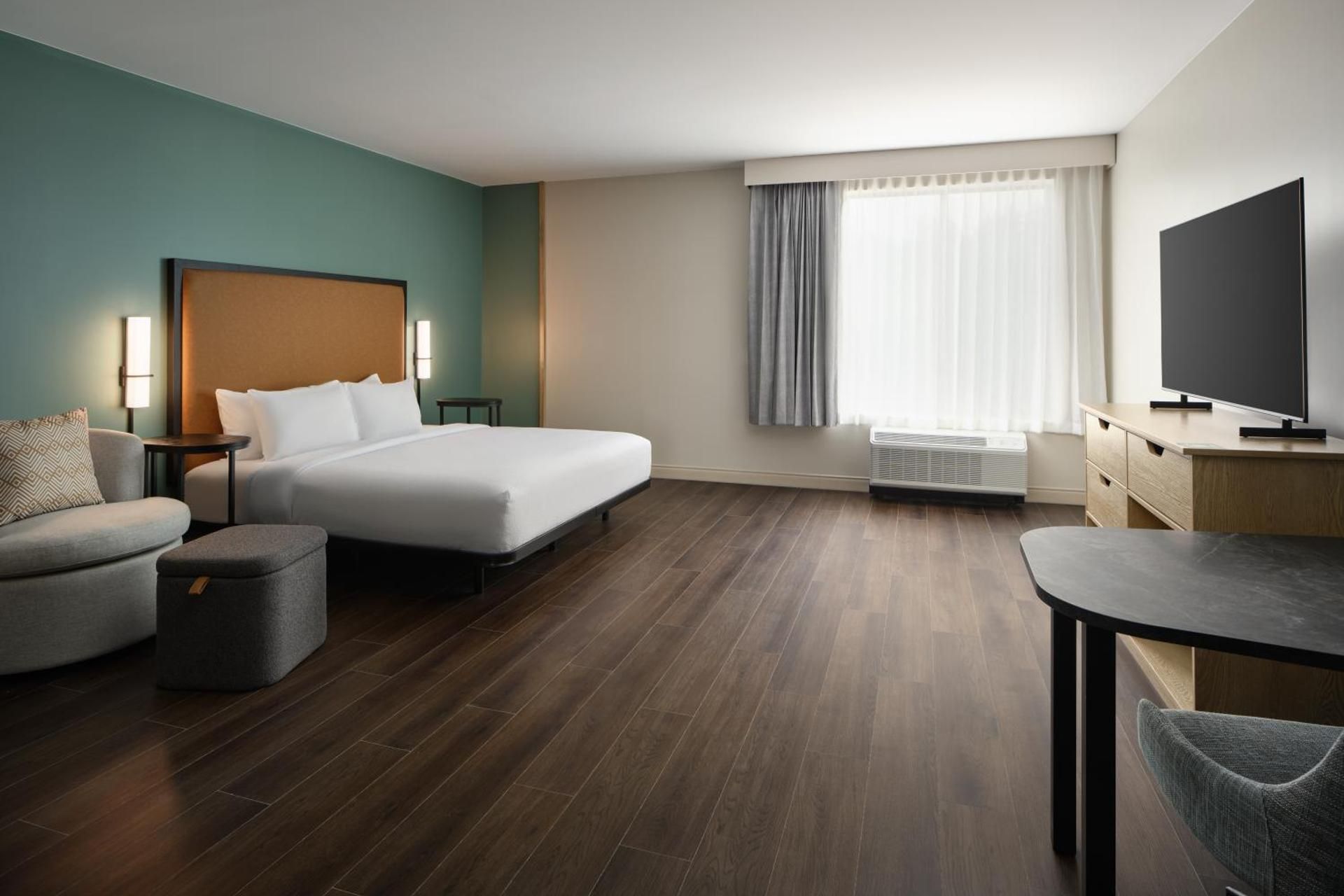 King Studio Suite with Bath Tub - Mobility Accessible