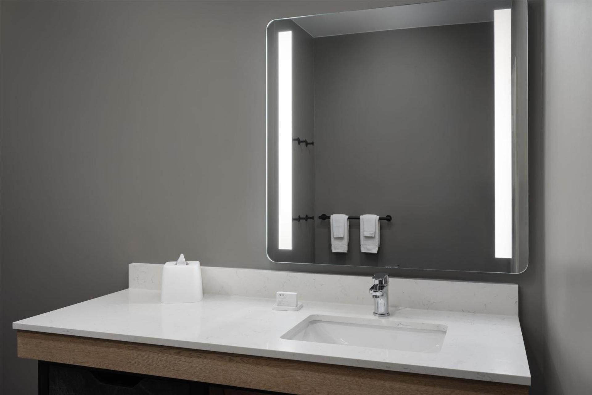 King Studio Suite with Bath Tub - Mobility Accessible