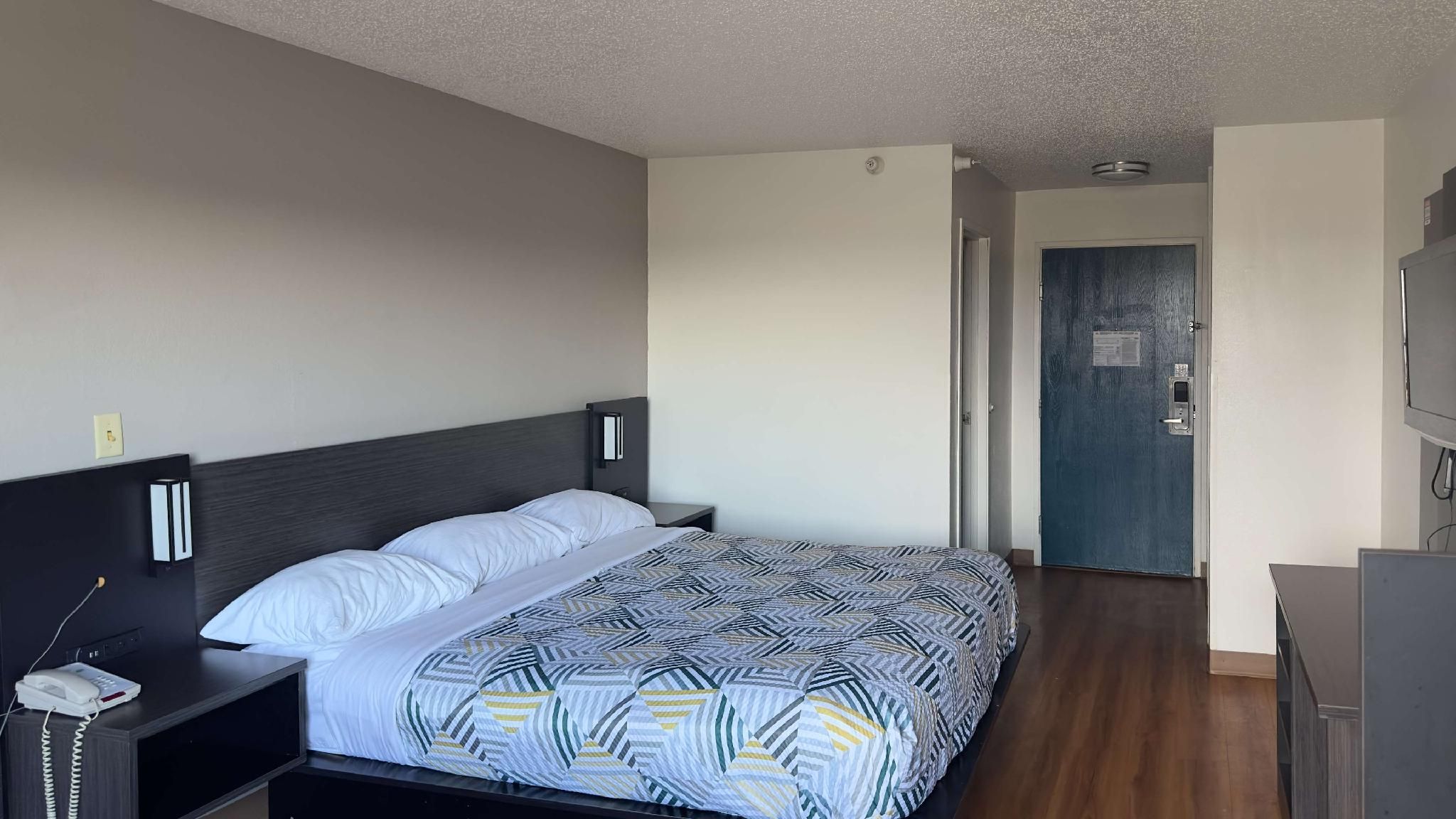 1 KING BED | MOBILITY ACCESS TUB SUITE NSMK