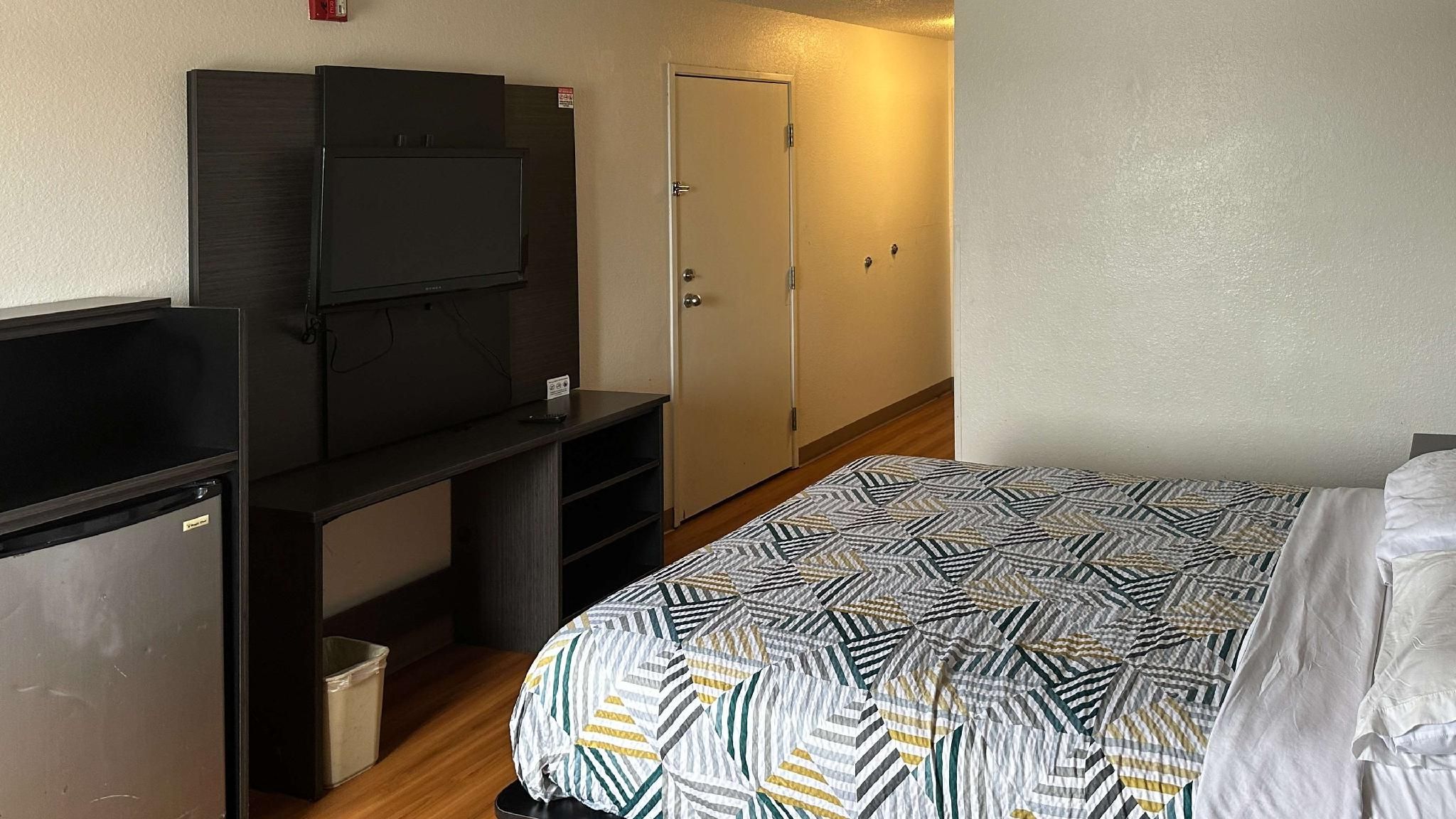 1 QUEEN BED | MOBILITY ACCESS RI SHWR NSMK