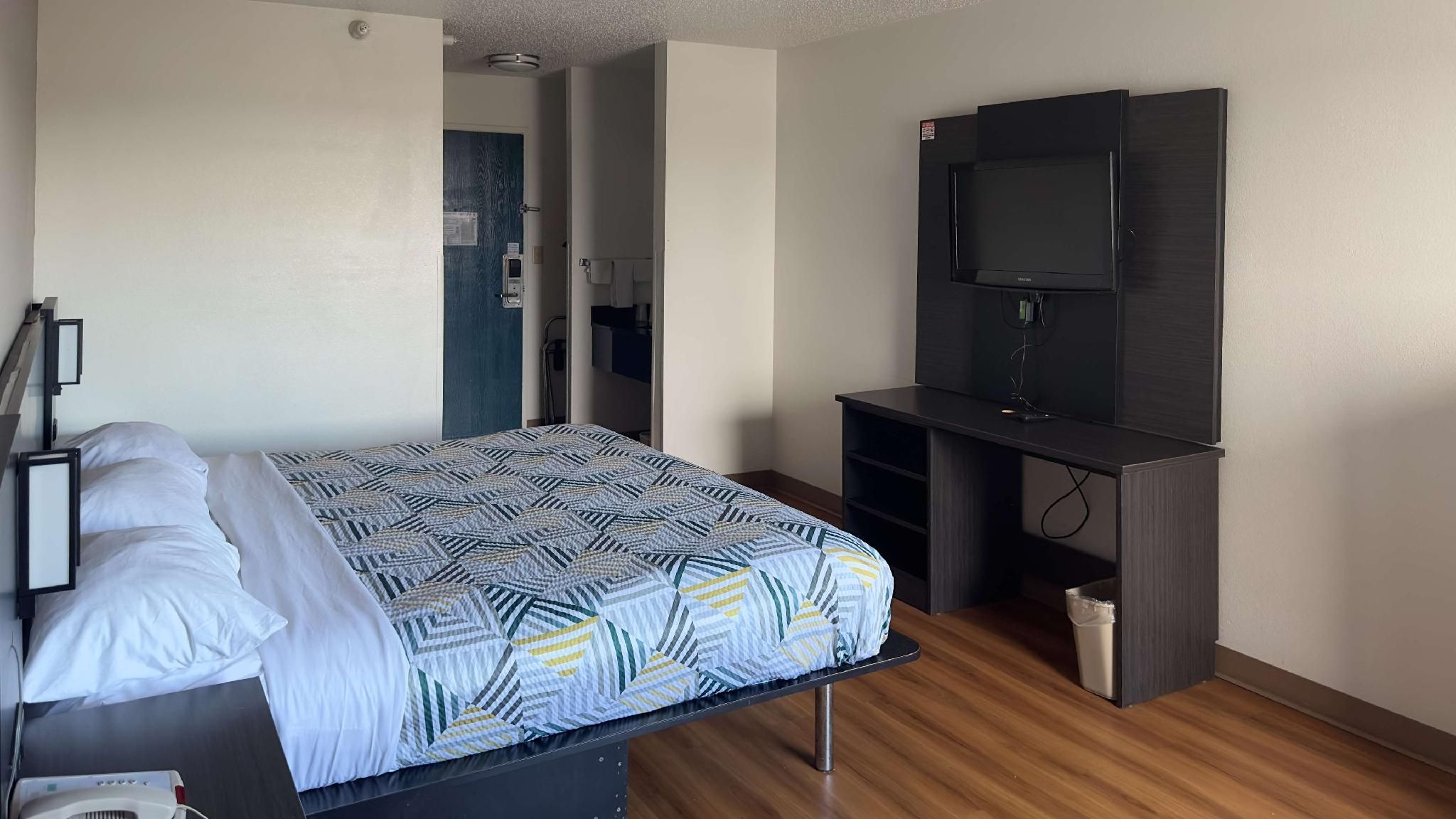 1 KING BED | MOBILITY ACCESS TUB SUITE NSMK