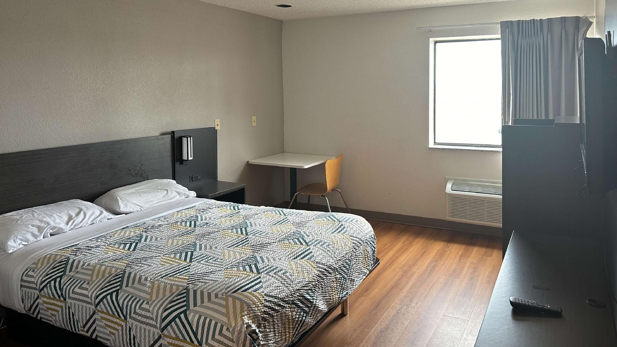 1 QUEEN BED | MOBILITY ACCESS RI SHWR NSMK