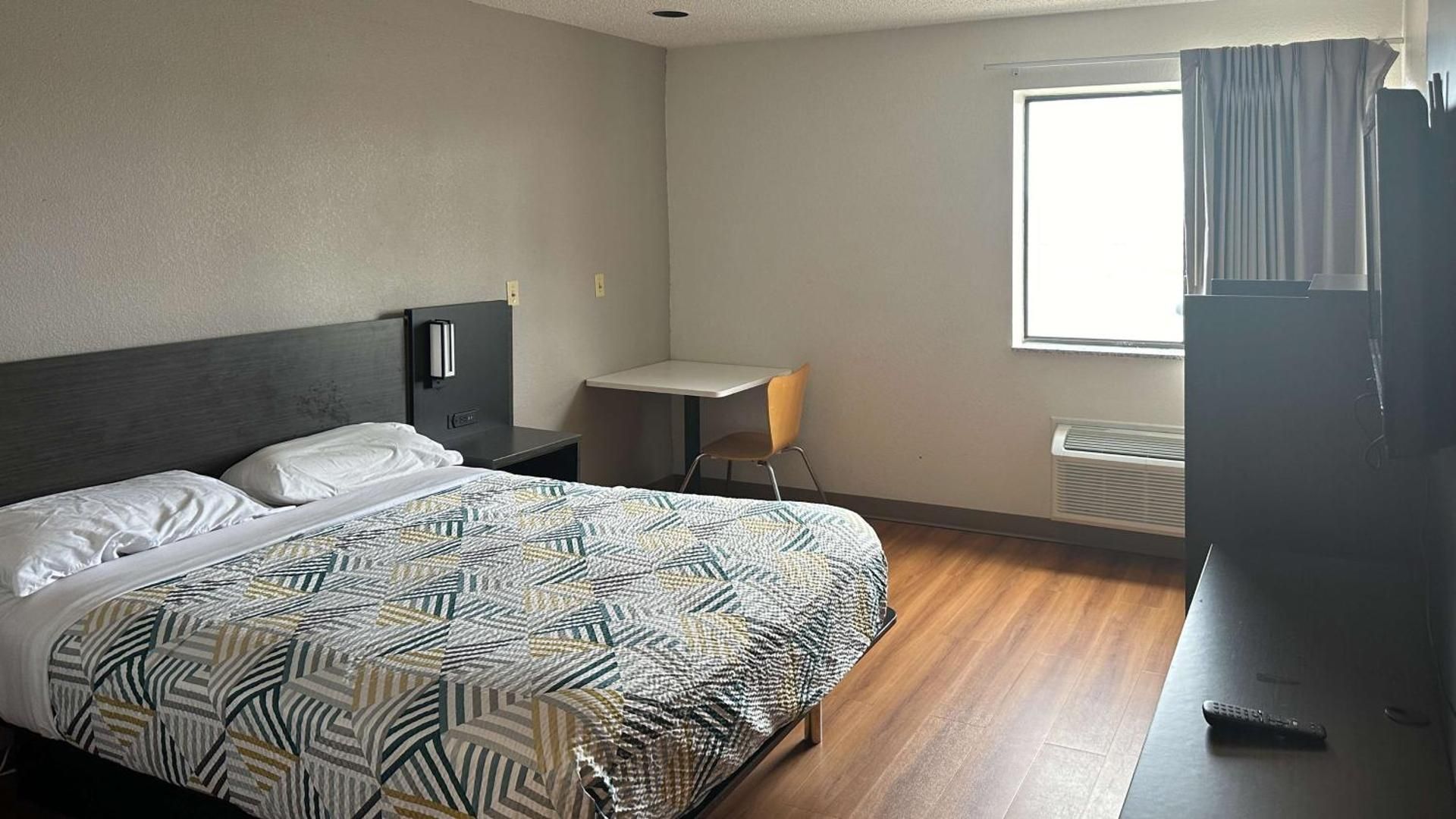Queen Room - Disability Access - Roll in Shower