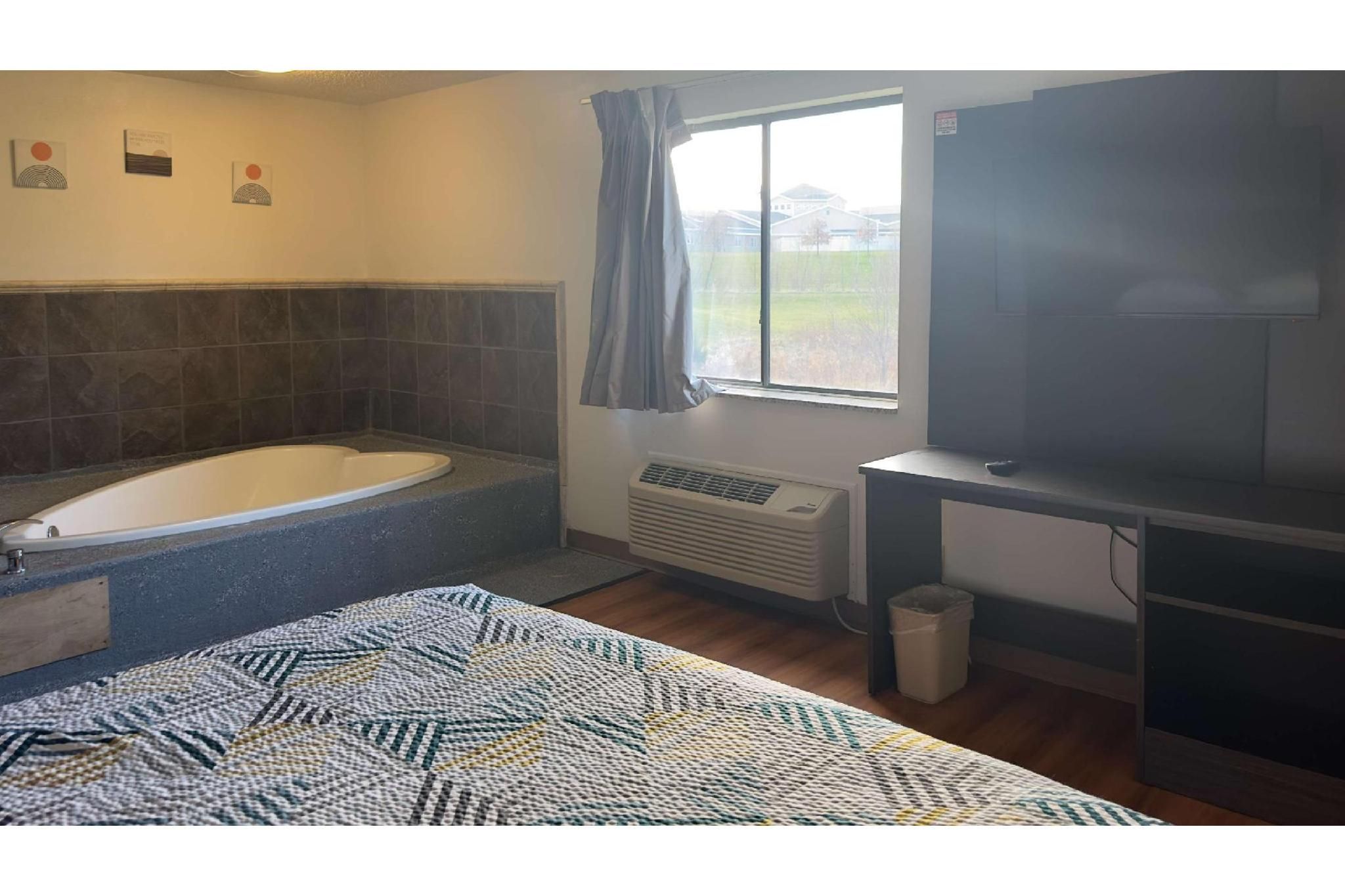 1 KING BED | ADA ACCESS, SUITE, SMK, HOT TUB