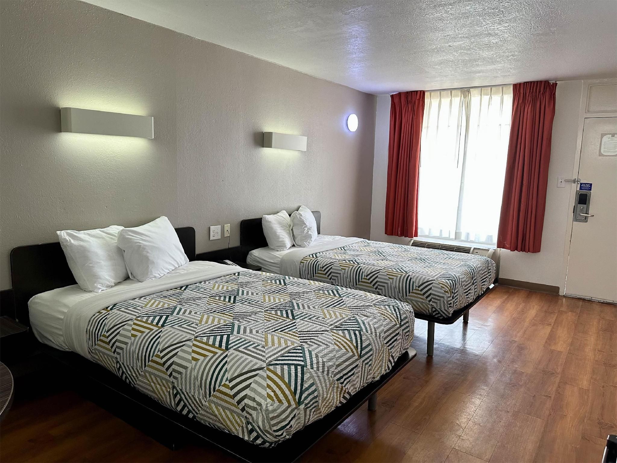 2 Full Beds | Smoking