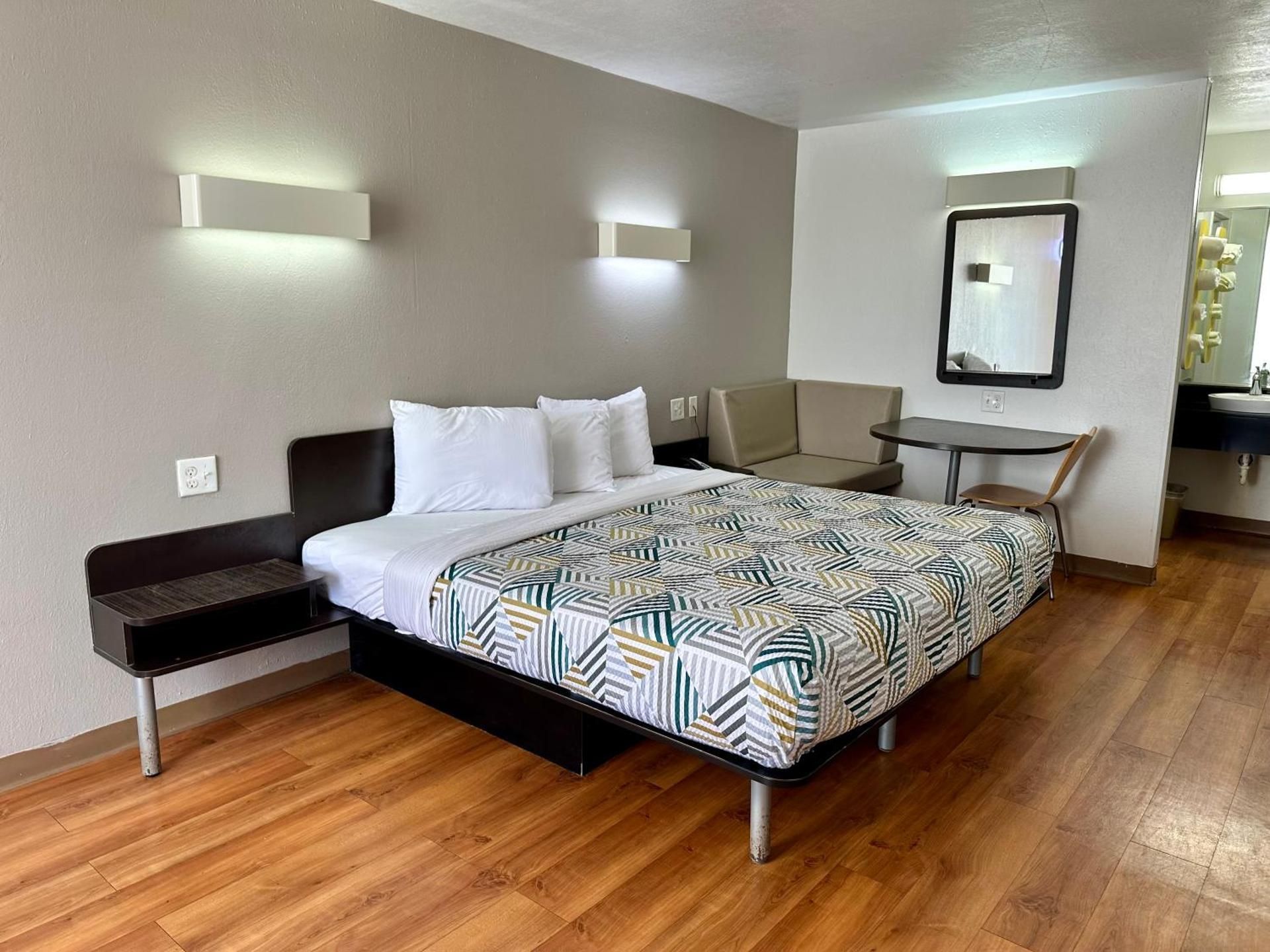 1 King Bed | Non-Smoking