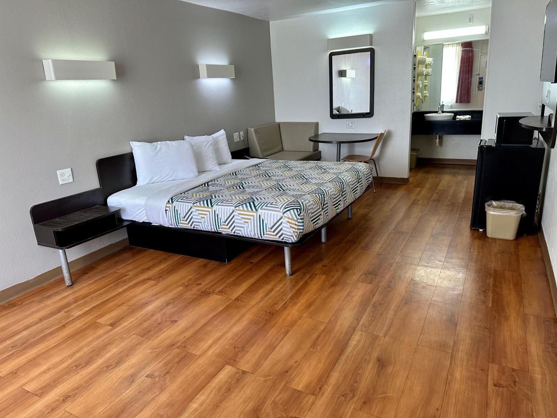 1 King Bed | Non-Smoking