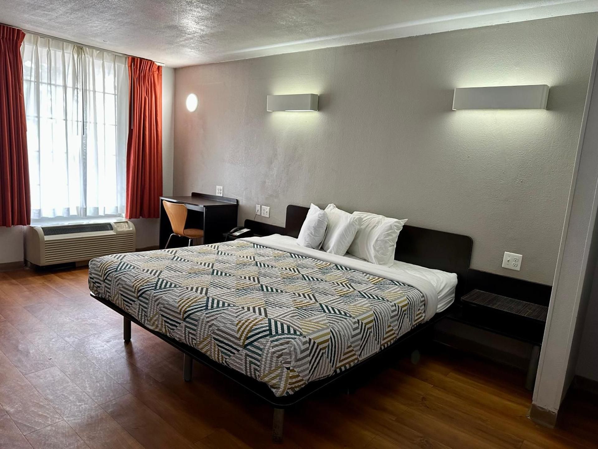 1 King Bed | Mobility Accessible RI Shower Nsmk