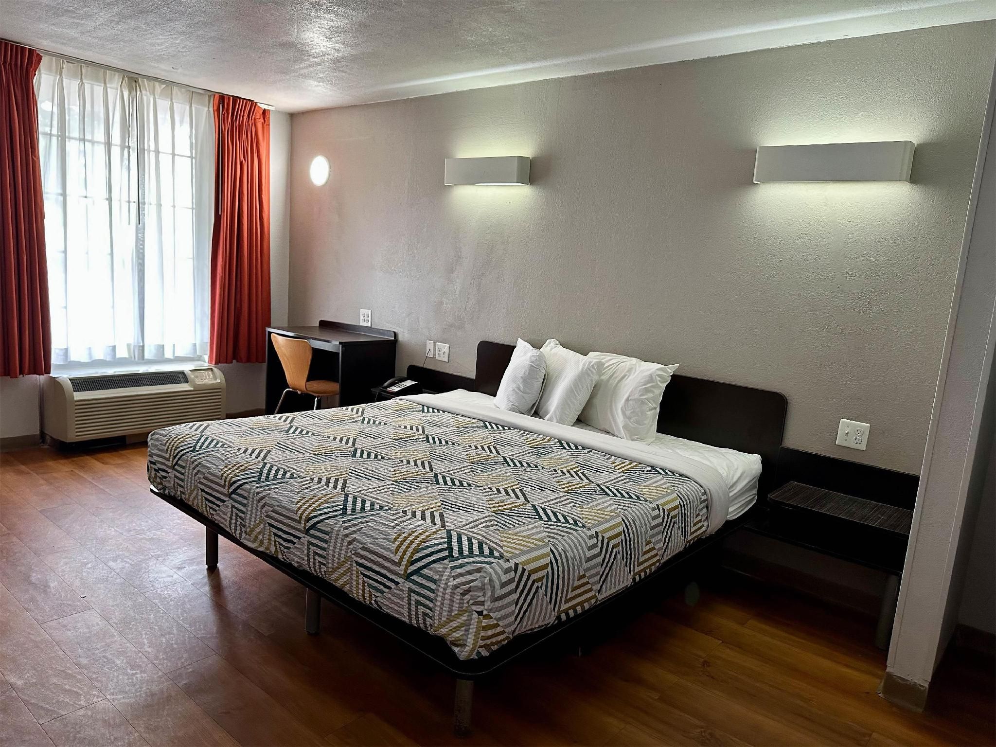 1 King Bed | Mobility Accessible Tub Smk