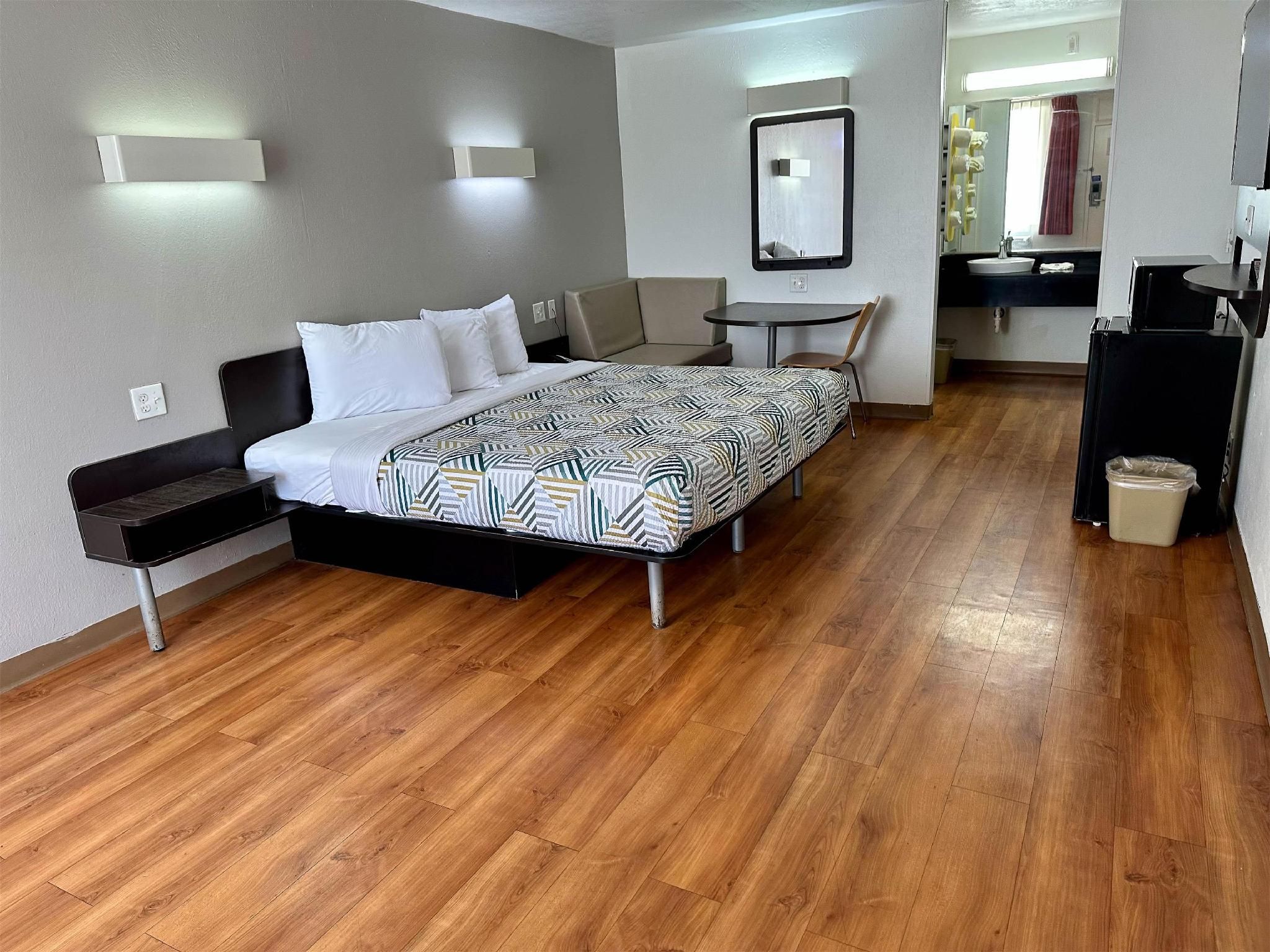 1 King Bed | Mobility Accessible RI Shower Nsmk
