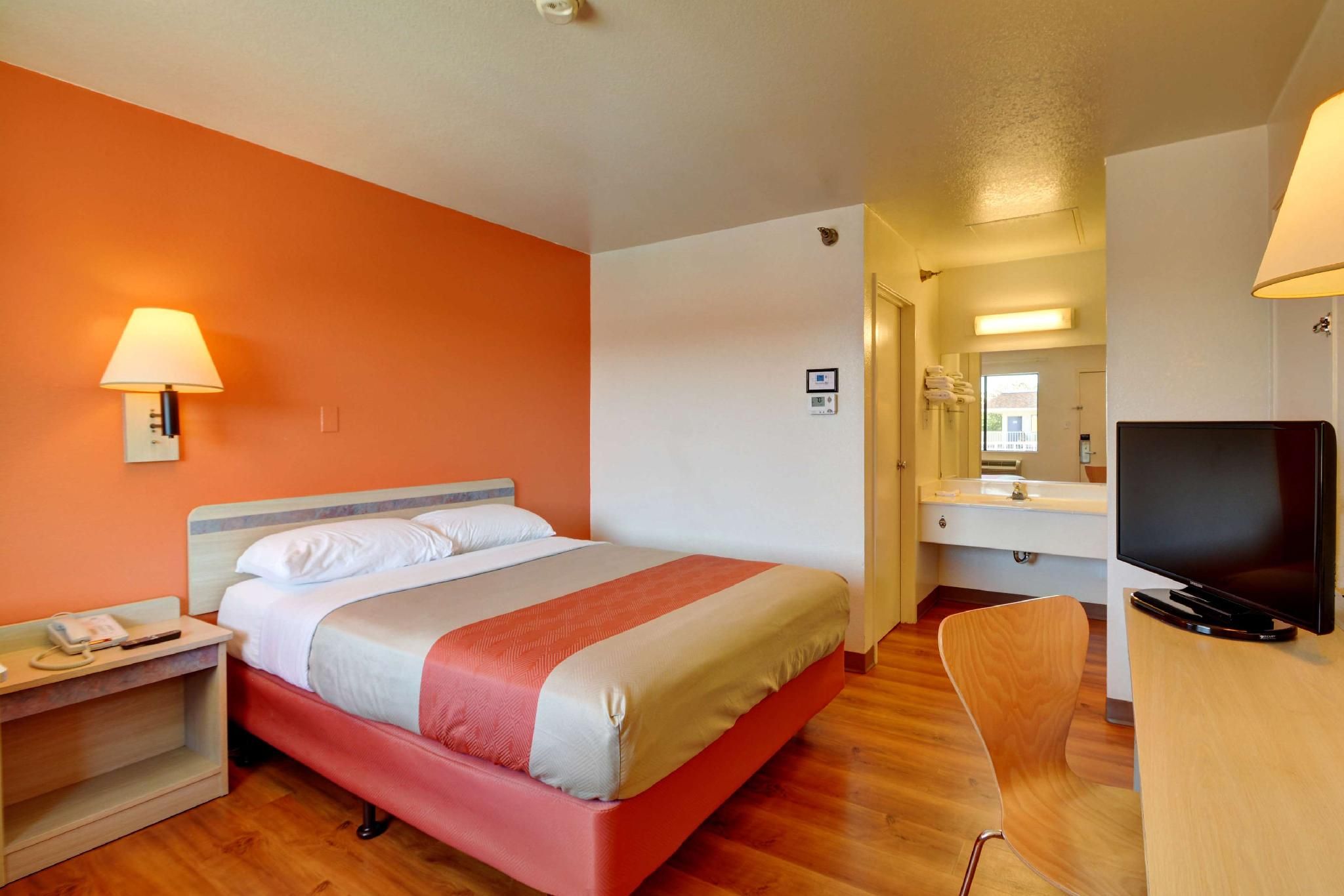 Motel 6 Windsor Locks, CT - Hartford 1 Queen Bed | Micfridge