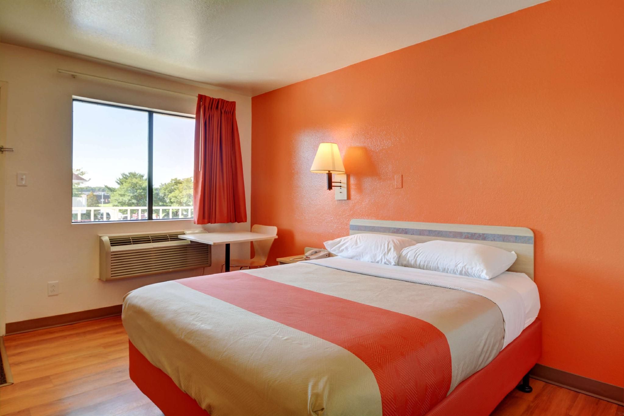 Motel 6 Windsor Locks, CT - Hartford 1 Queen Bed | Micfridge 2