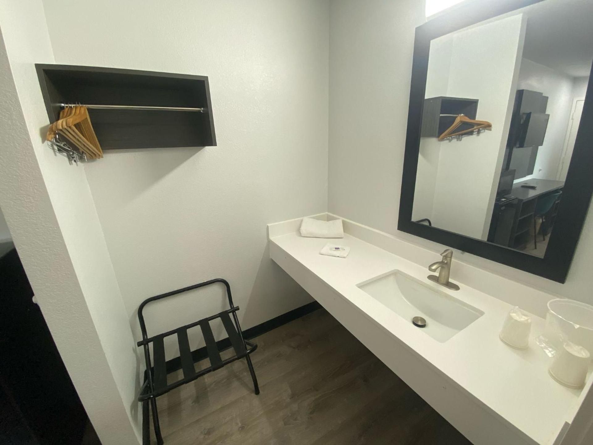 Motel 6 Windsor Locks, CT - Hartford Deluxe Quadruple Room 3