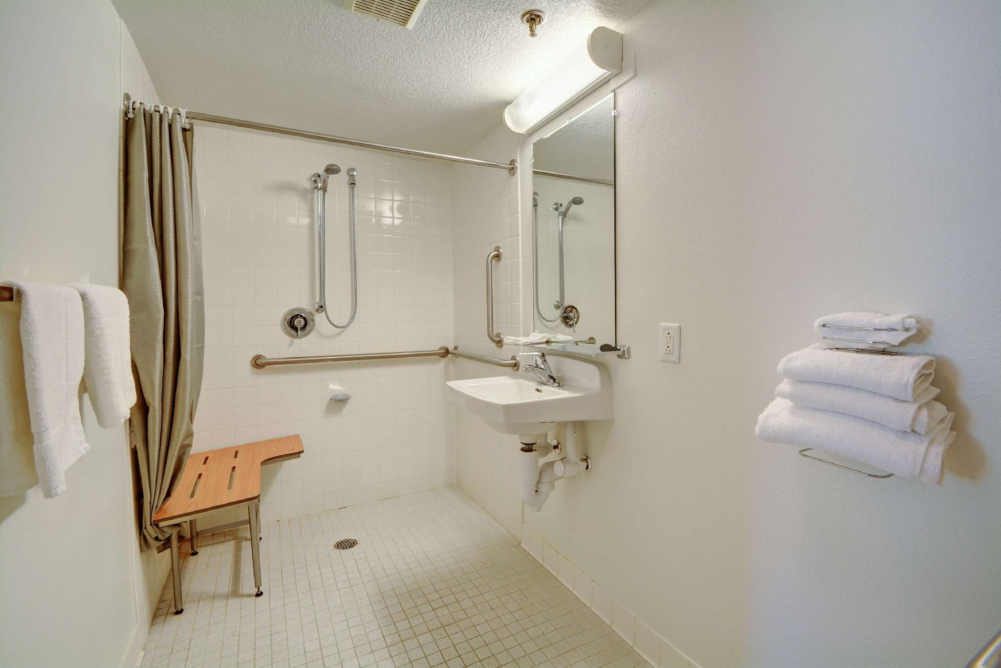 Motel 6 Windsor Locks, CT - Hartford 1 Queen Bed | Micfridge 3