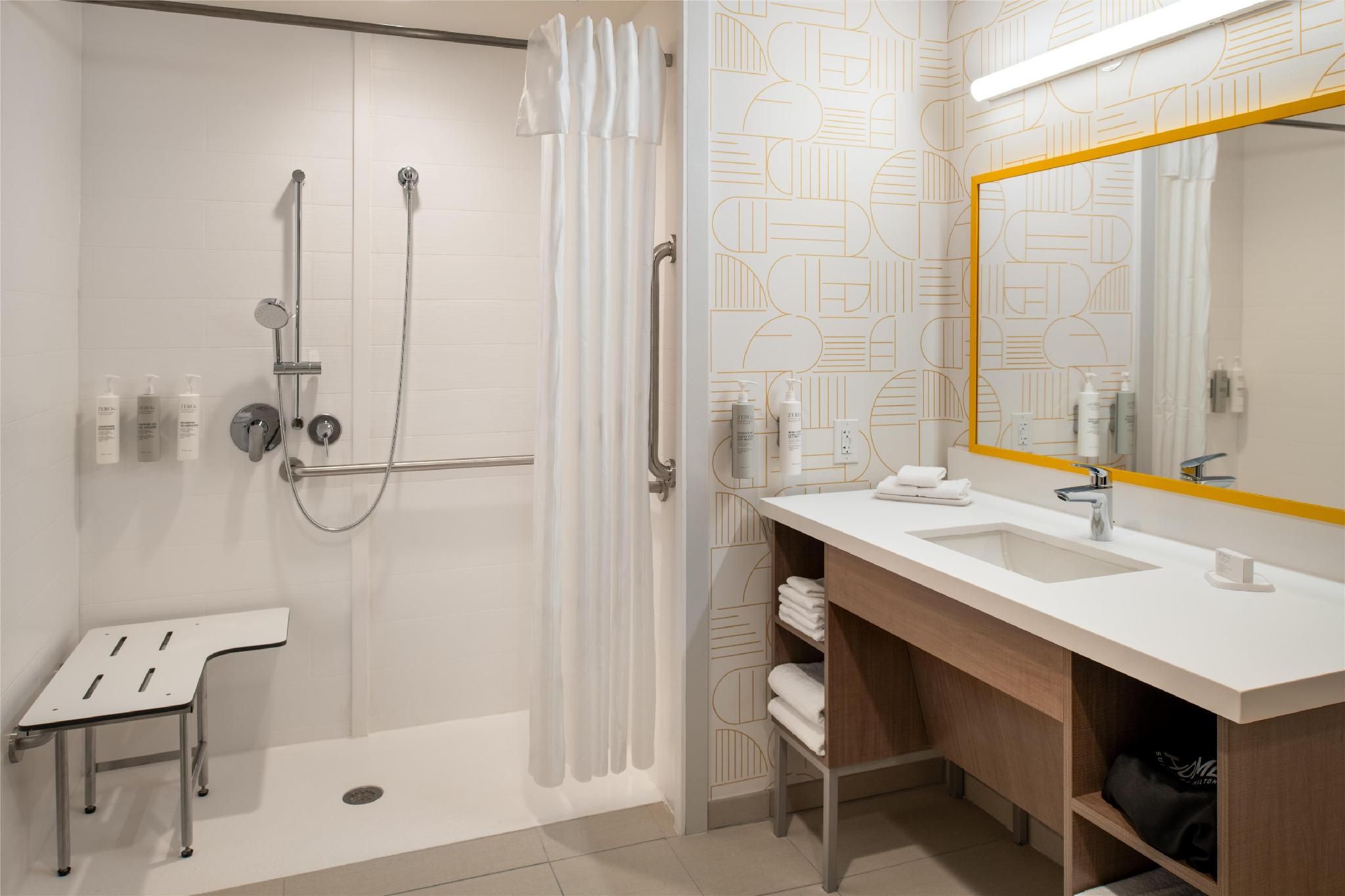 1 Queen Bed 1 Bedroom Suite