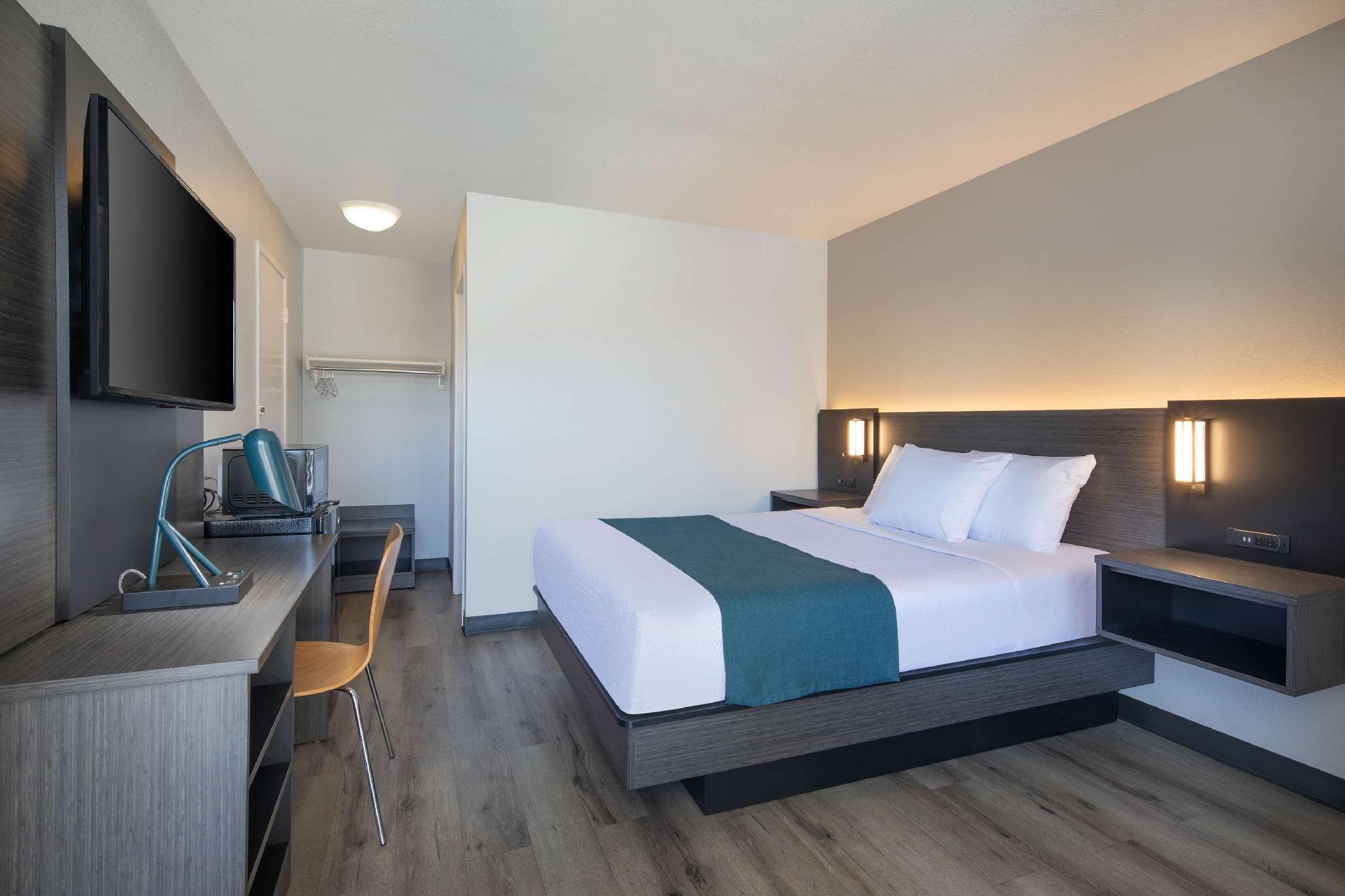 1 QB | ADA/RI Shower/Micfridge