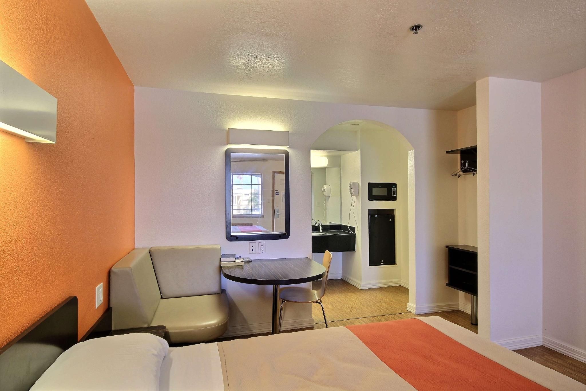 2 Full Beds | ADA/Tub, Smoking