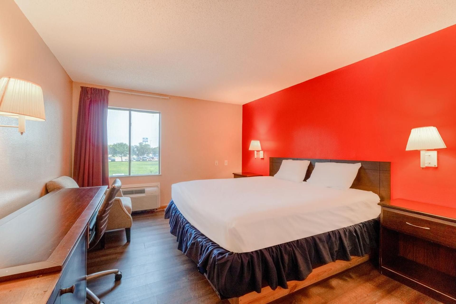 1 Suite King Bed Non-Smoking Jacuzzi Tub