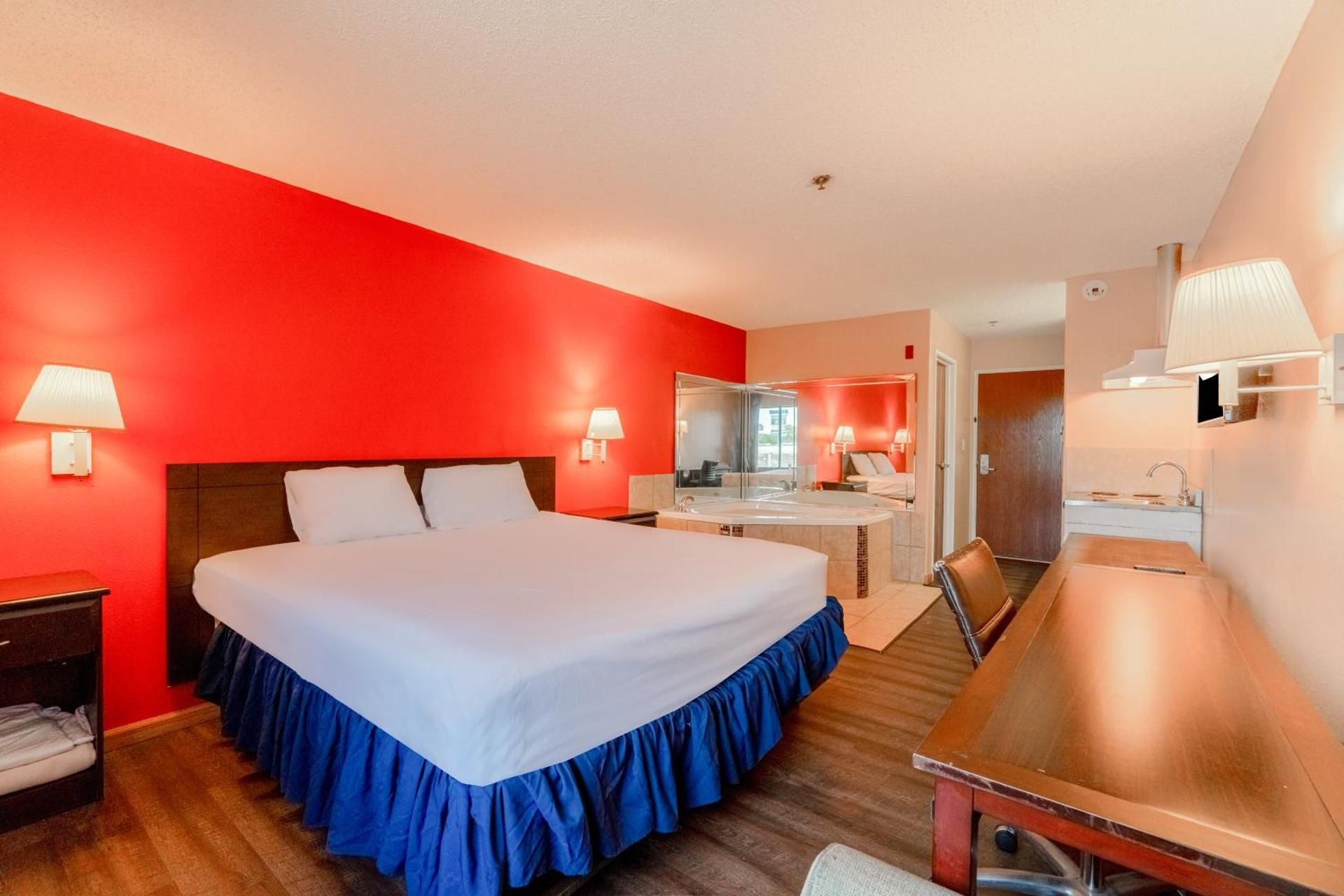 1 Suite King Bed Non-Smoking Jacuzzi Tub