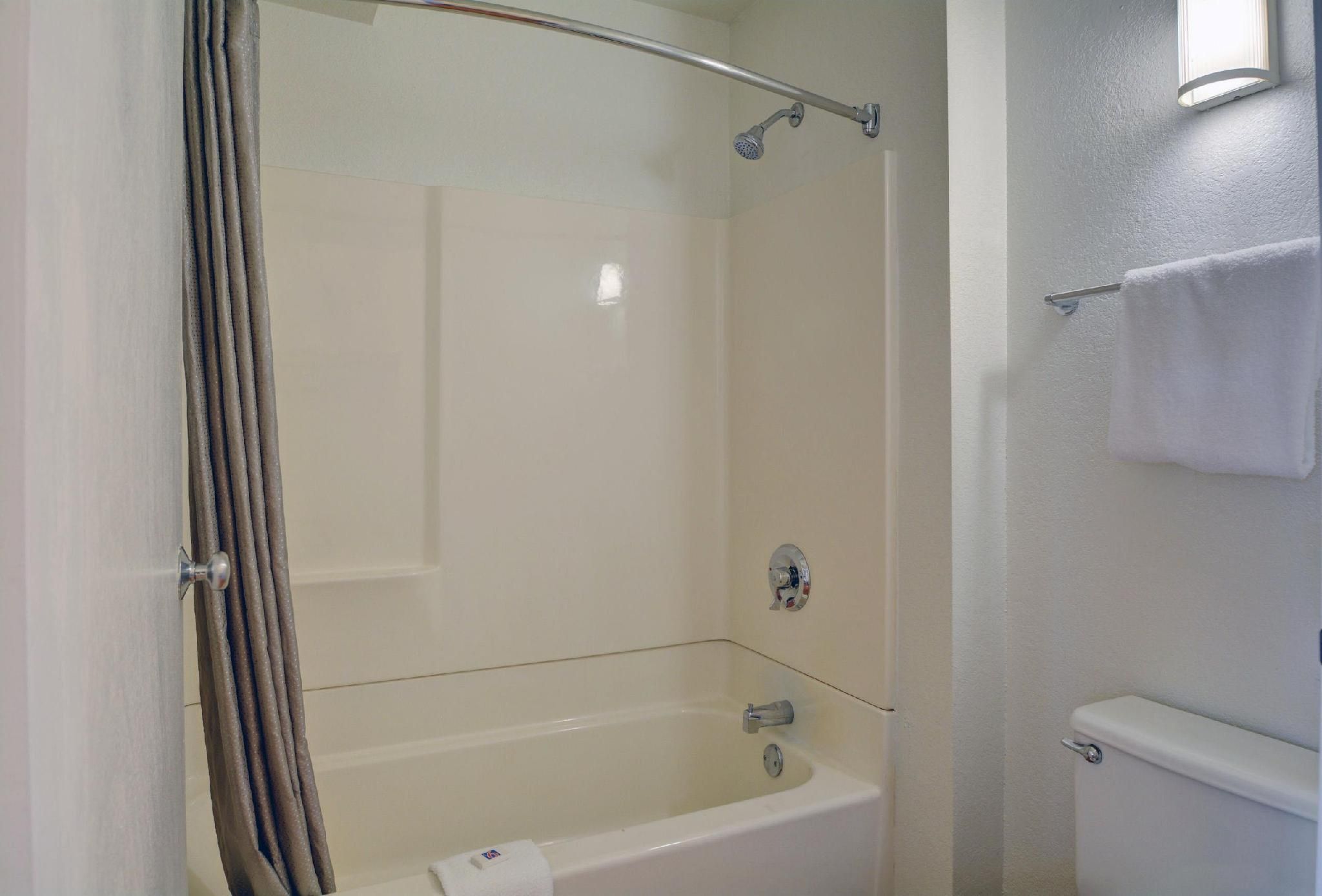 2 Full Bed Accessible Smoking