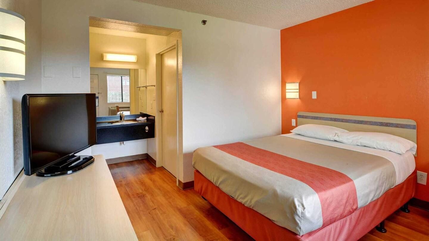 1 Queen Bed | ADA/RI Shower/Micfridge