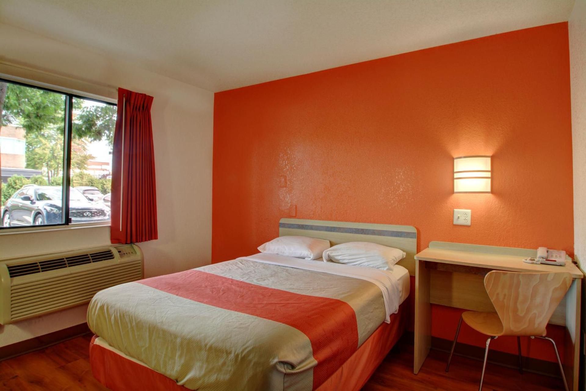 Motel6 Wethersfield, CT - Hartford Deluxe Queen Room - Non-Smoking 2