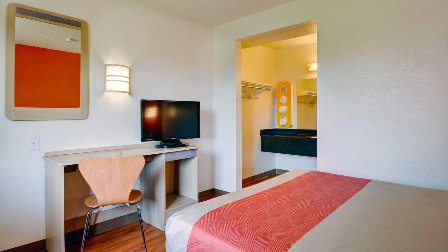 Motel6 Wethersfield, CT - Hartford 1 King Bed | Deluxe, Micfridge