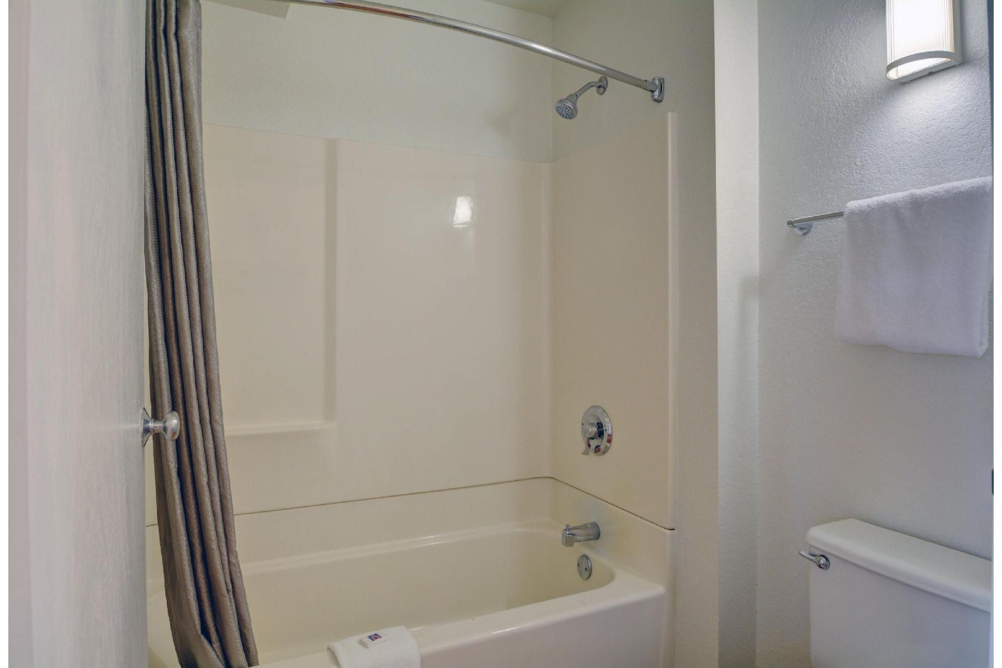 1 Queen Bed | ADA/RI Shower/Micfridge