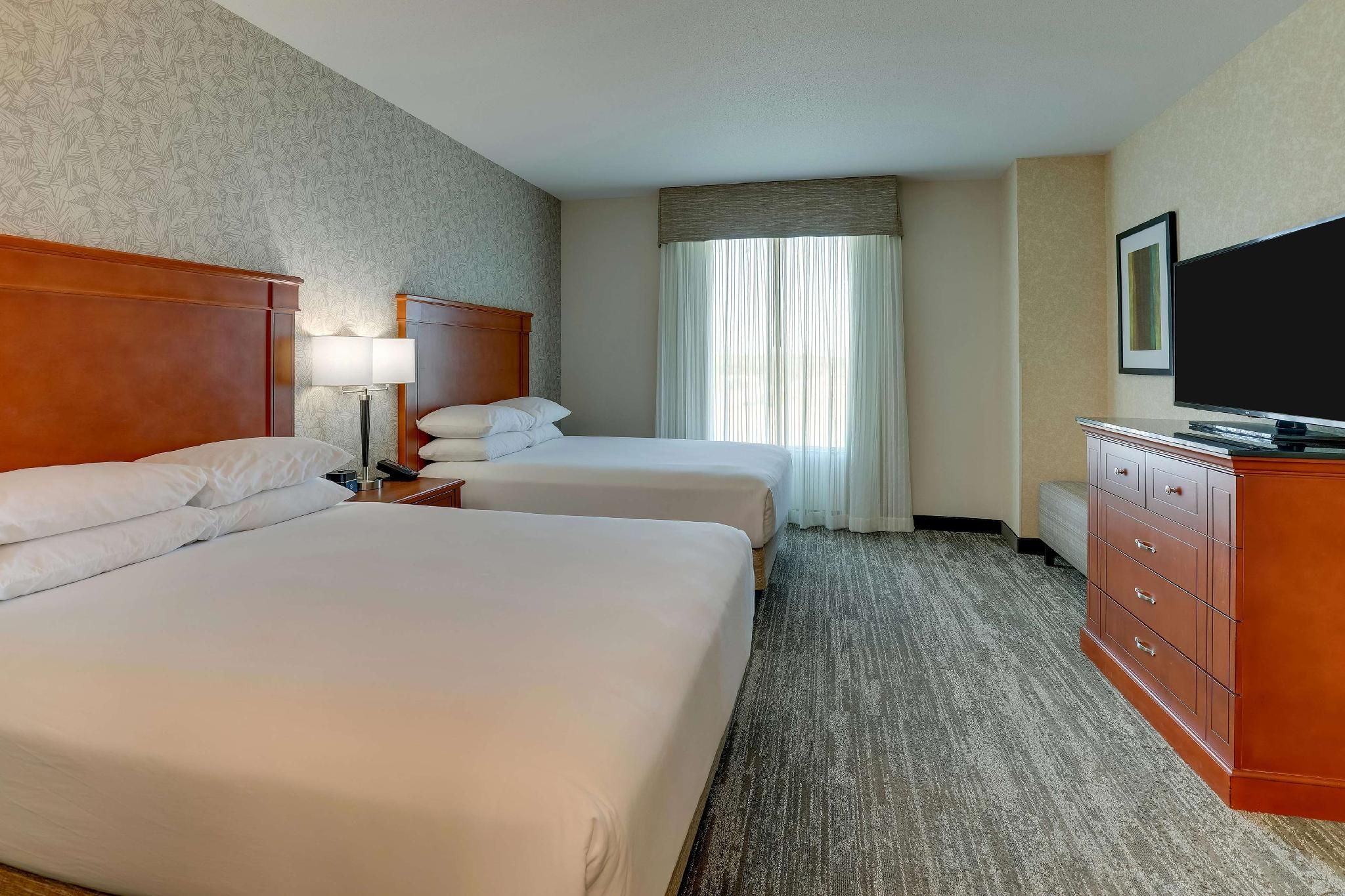 2 Queen Bed Suite, 2 Rooms with Sofa Sleeper, Accessible with Tub