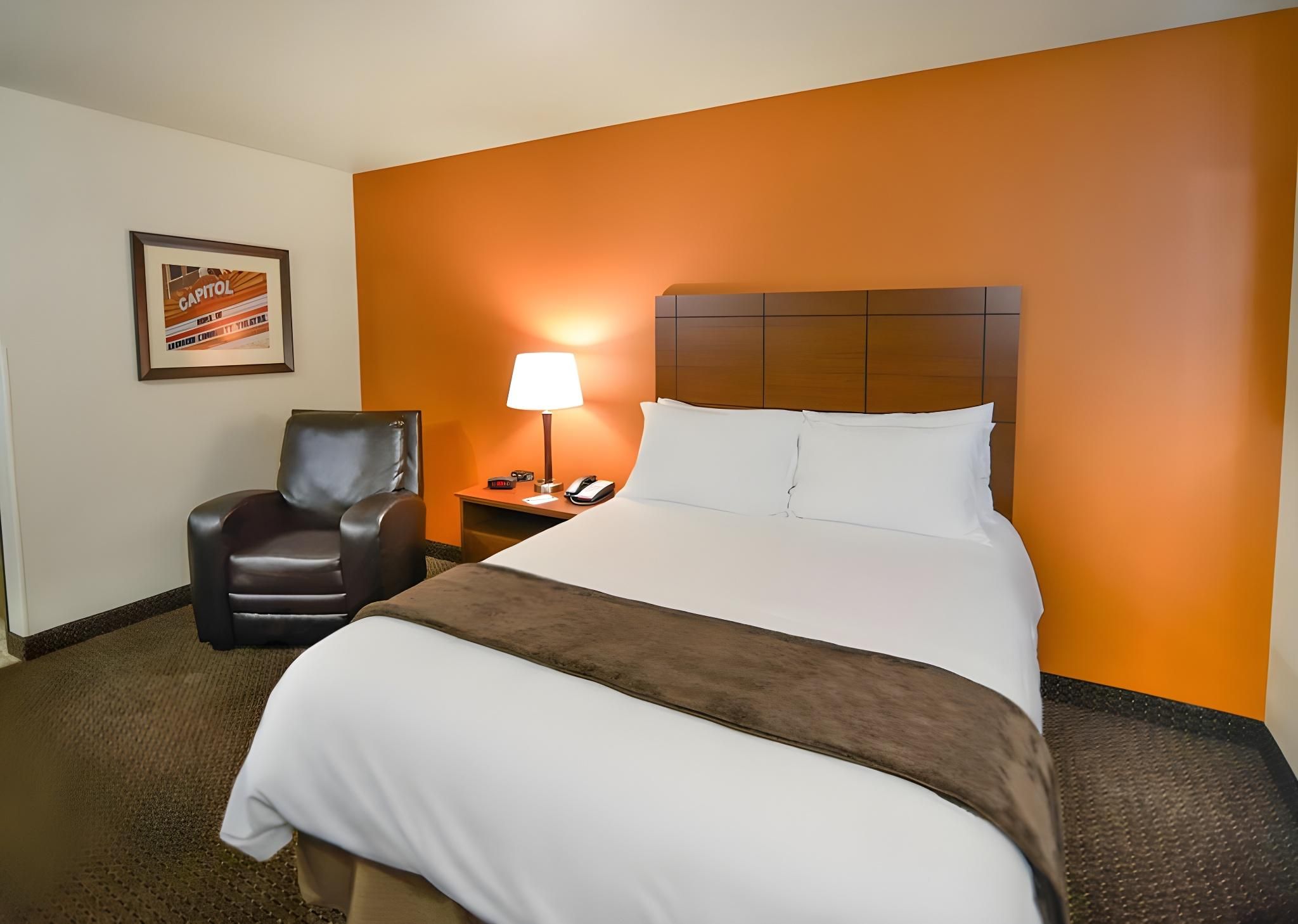 Queen Room - Mobility Accessible