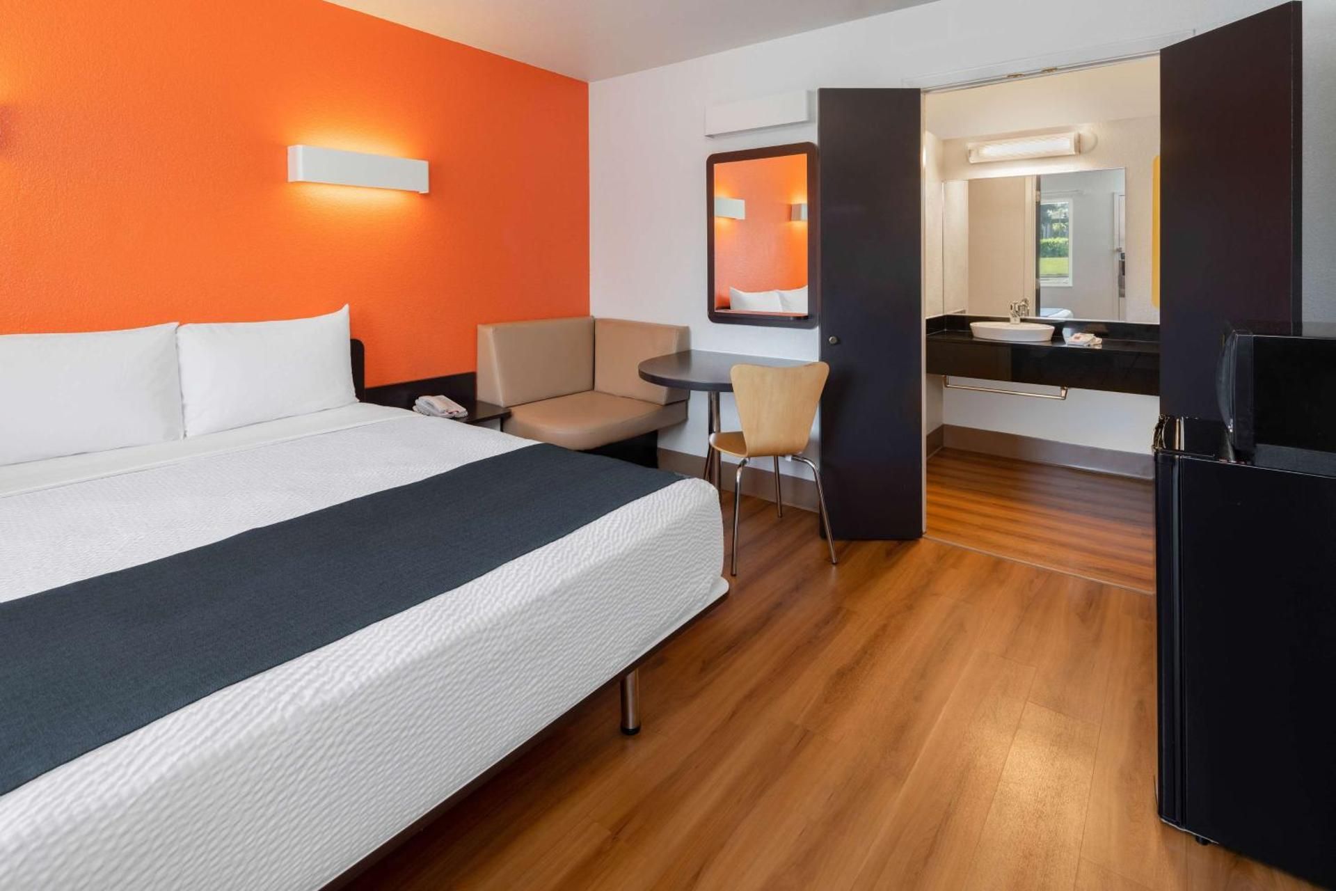 Studio 6  Suites Carpinteria, CA–Santa Barbara-South Queen Room