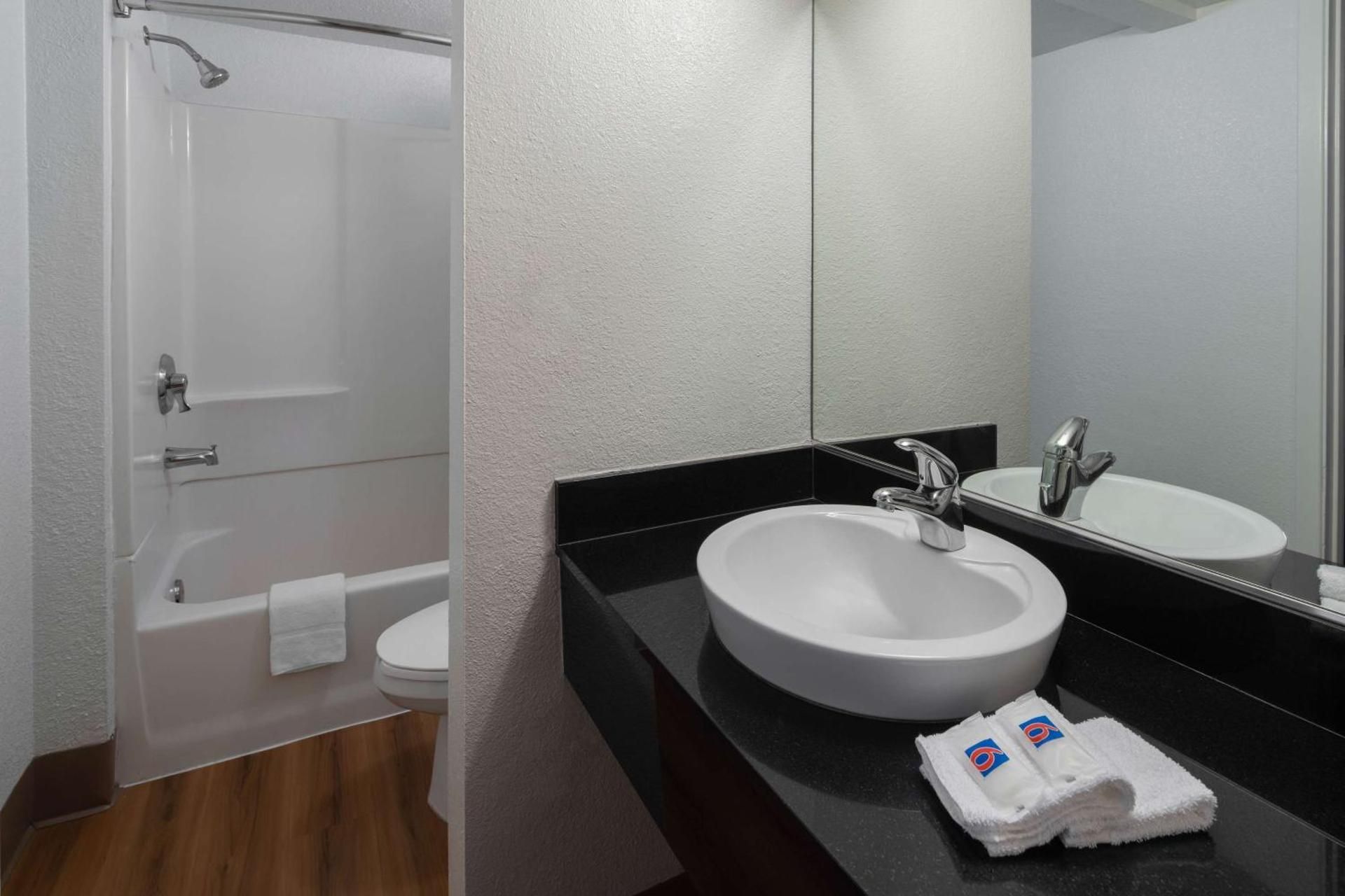 Studio 6  Suites Carpinteria, CA–Santa Barbara-South Quadruple Room - Disability Access 3